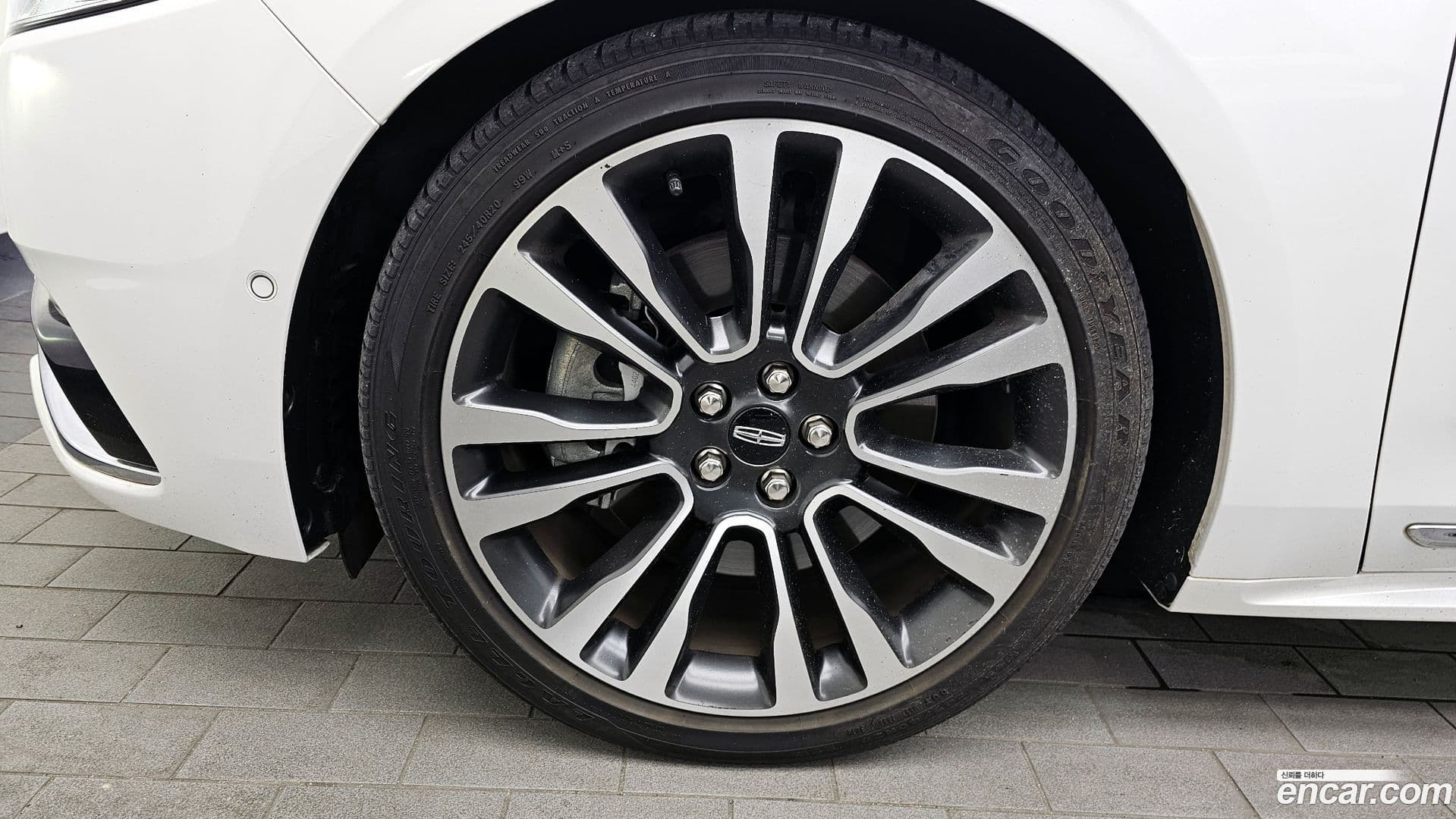 Main__Slider__Photo:Continental Lincoln 2020.6-4