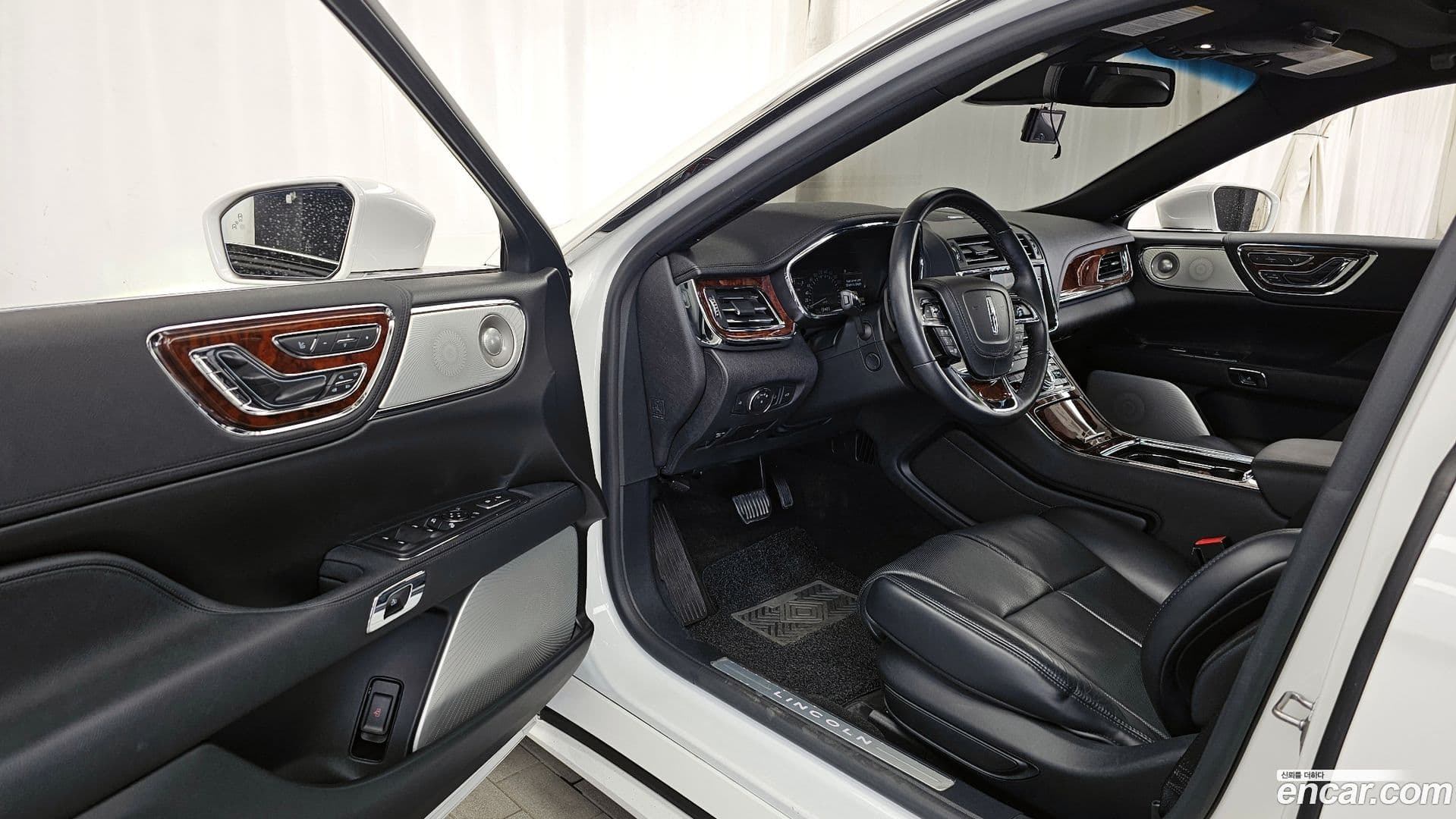 Main__Slider__Photo:Continental Lincoln 2020.6-9