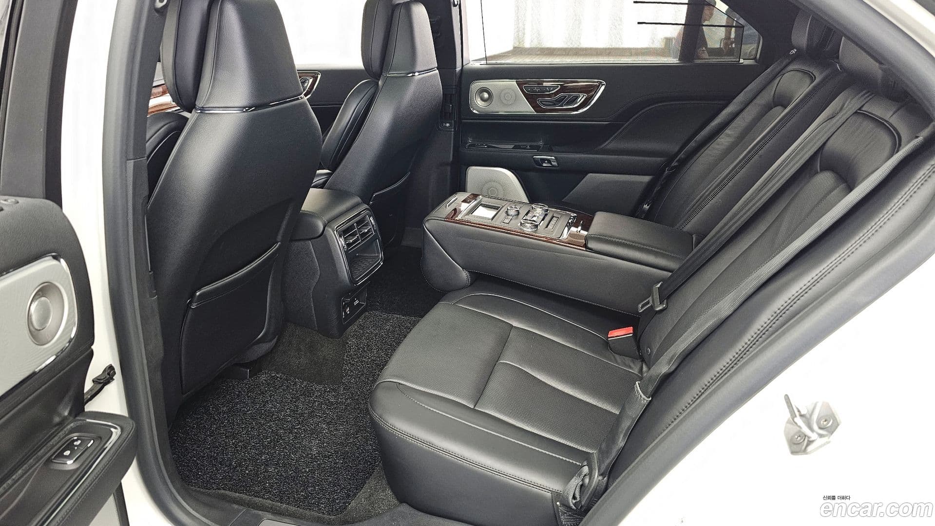 Main__Slider__Photo:Continental Lincoln 2020.6-11