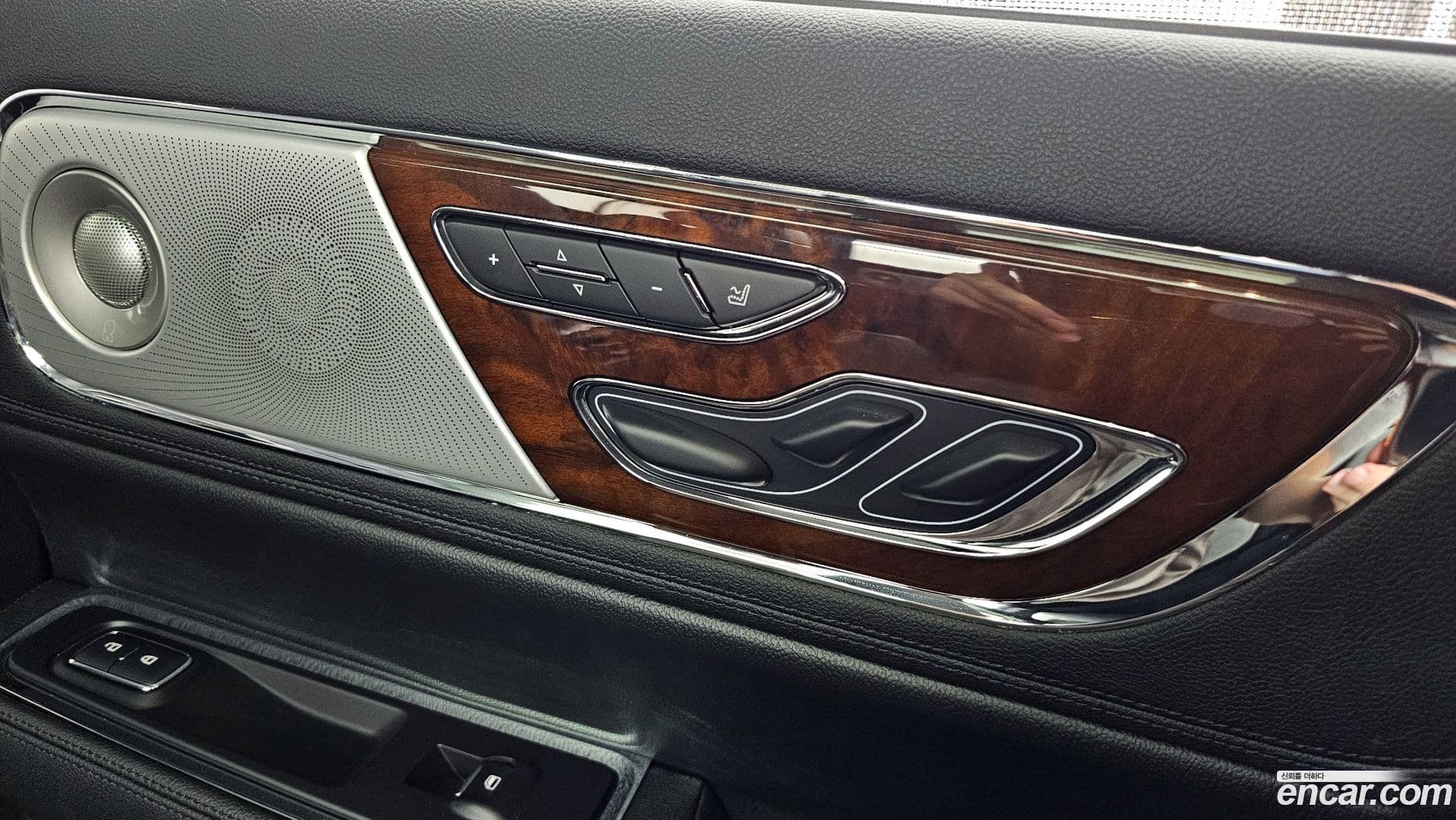 Main__Slider__Photo:Continental Lincoln 2020.6-20