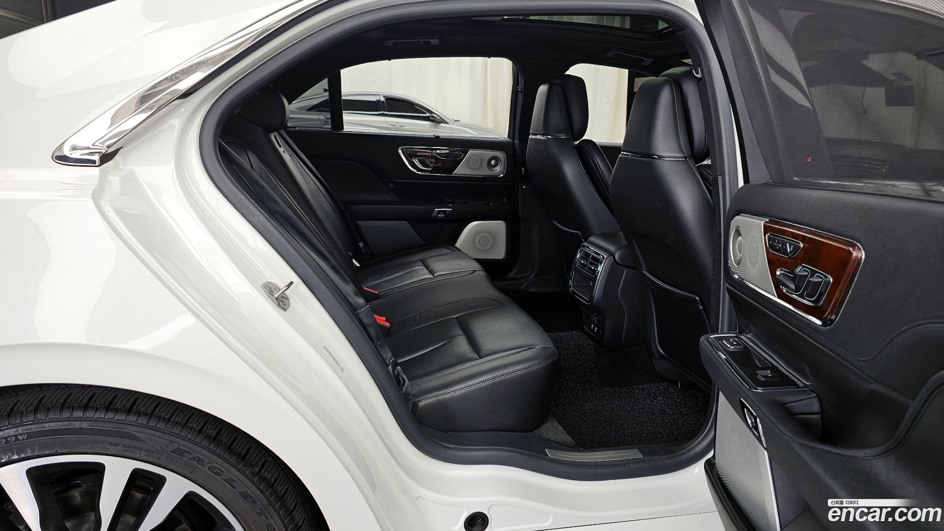 Main__Slider__Photo:Continental Lincoln 2020.6-21