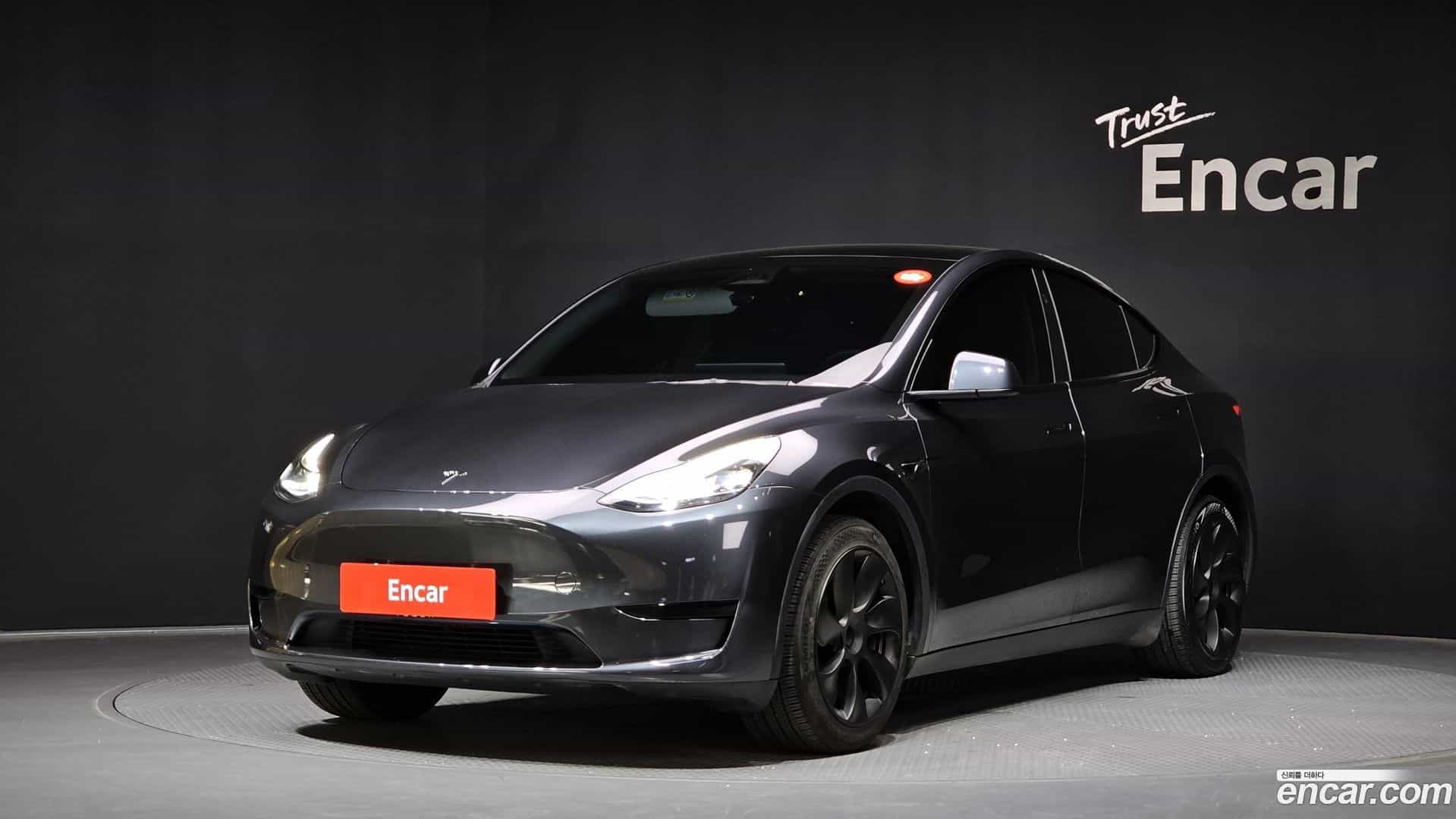 Model Y Tesla 2025.1-OUTER-001