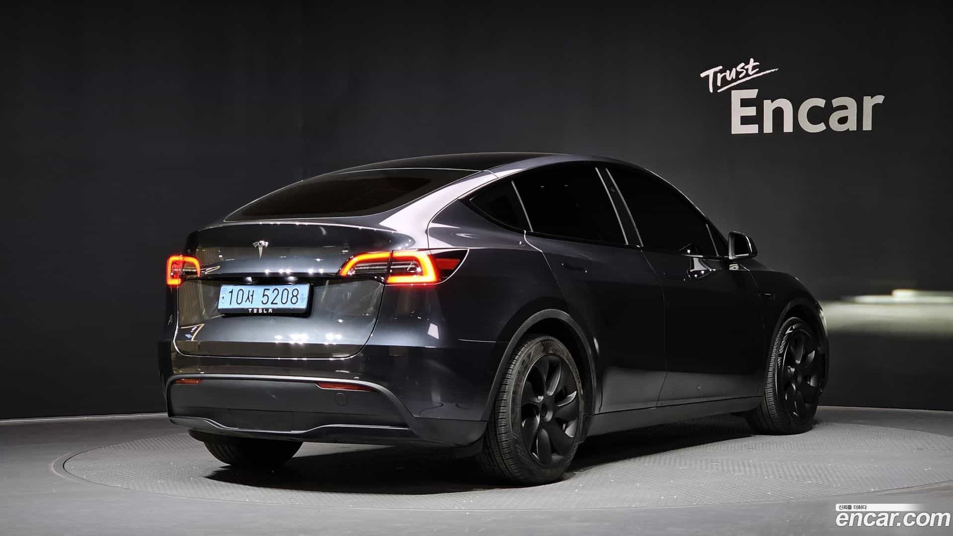 Model Y Tesla 2025.1-OUTER-002