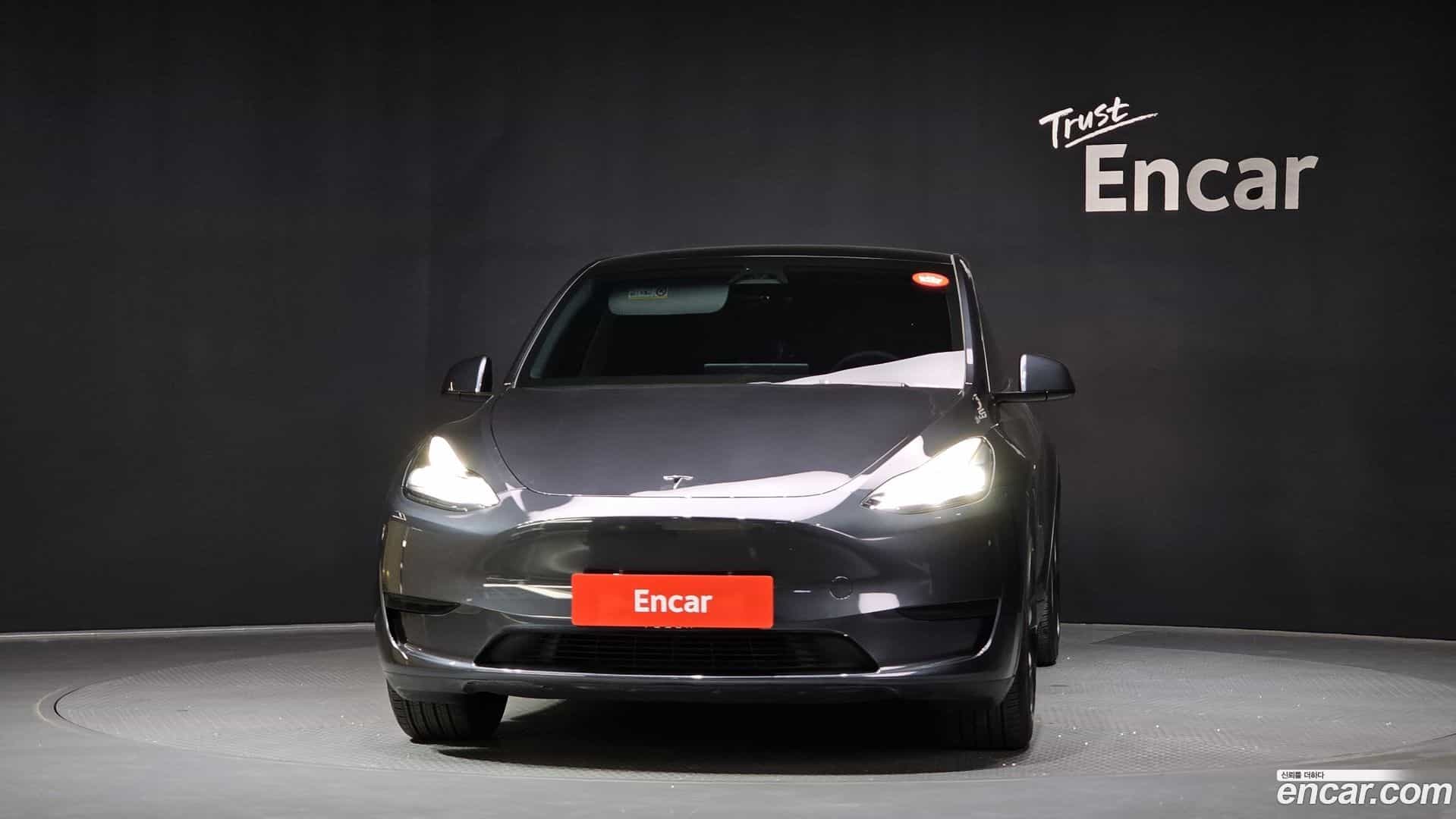 Model Y Tesla 2025.1-OUTER-003