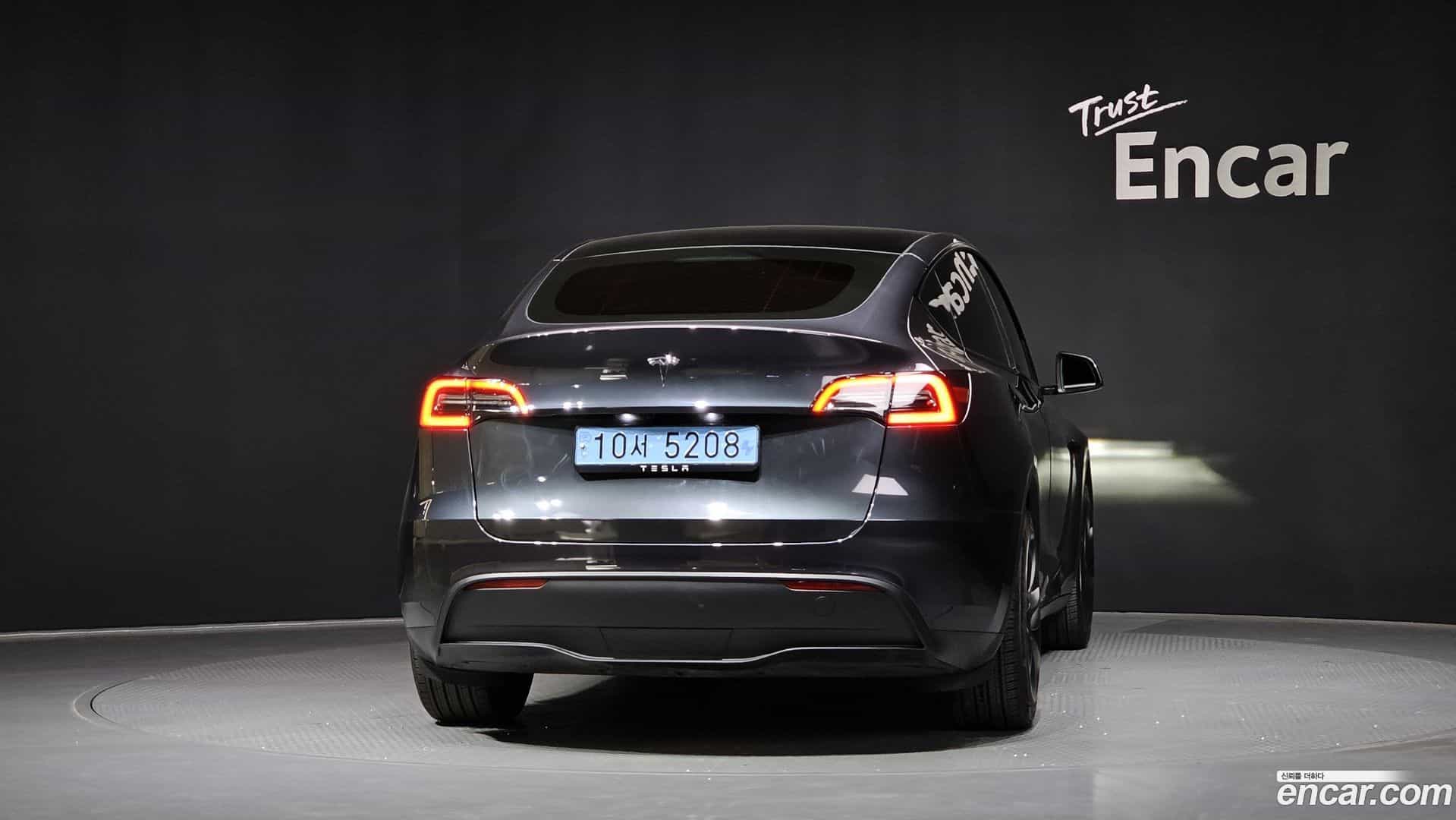 Model Y Tesla 2025.1-OUTER-004