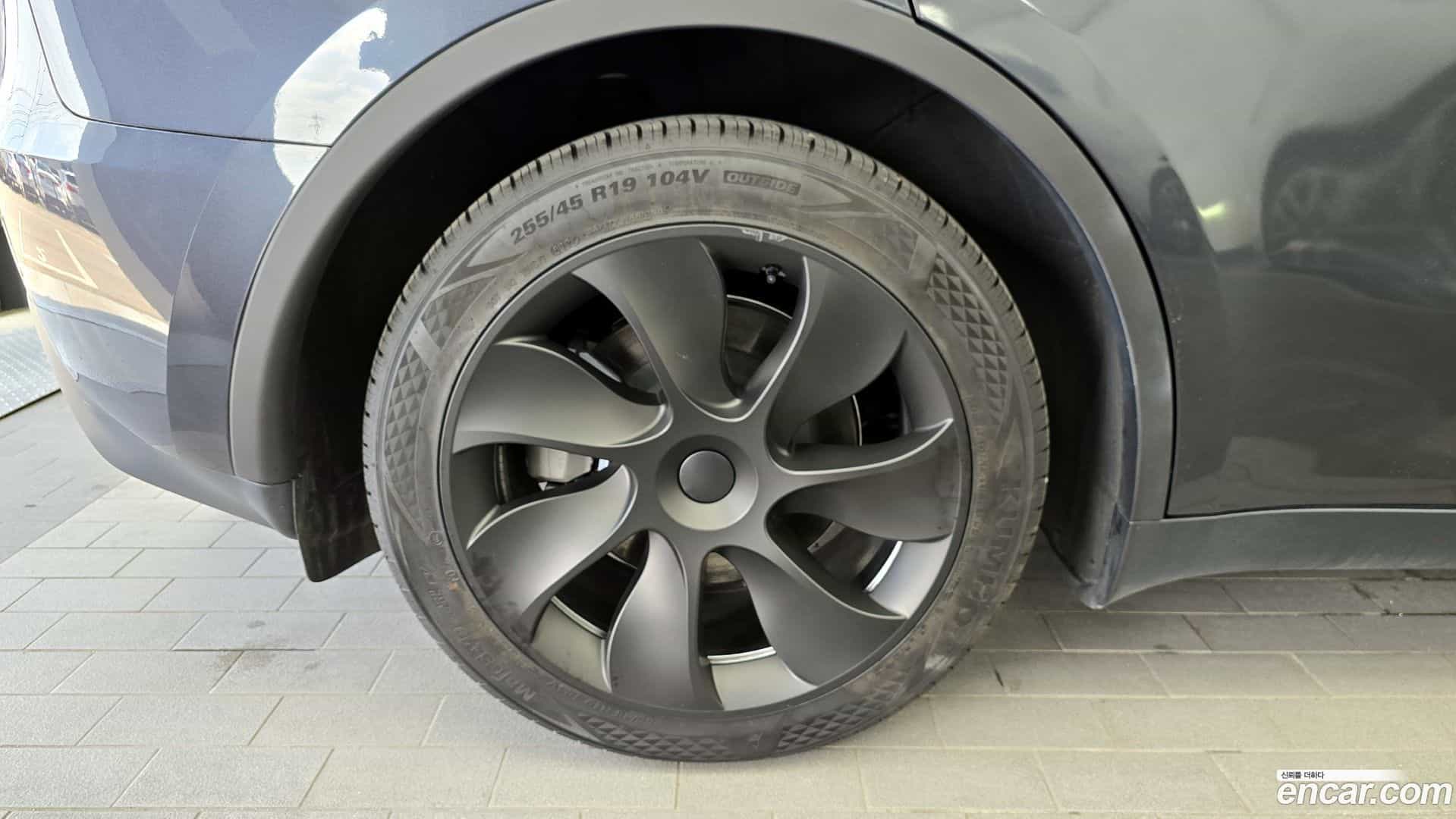 Model Y Tesla 2025.1-OUTER-005