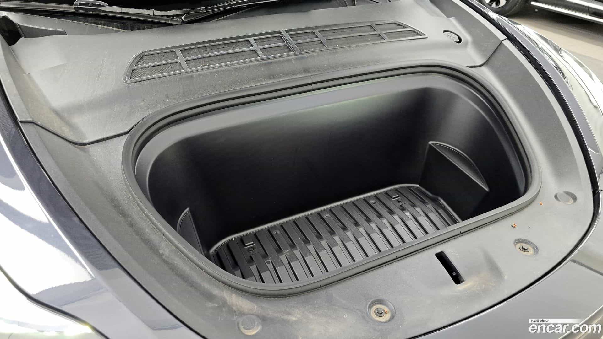 Model Y Tesla 2025.1-OUTER-006