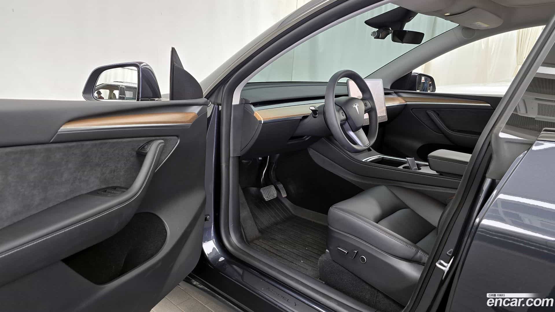 Model Y Tesla 2025.1-INNER-010