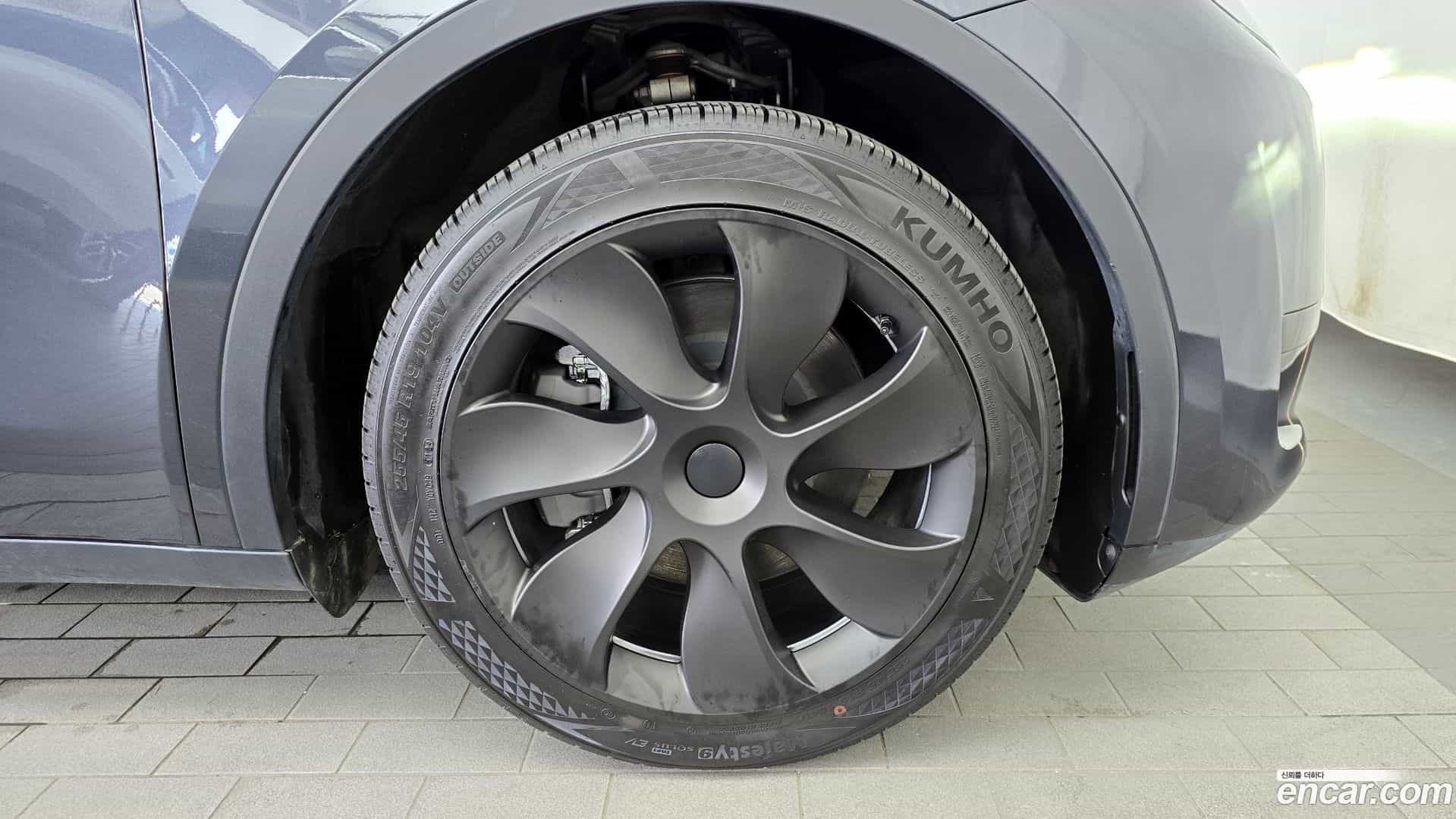 Model Y Tesla 2025.1-OUTER-031