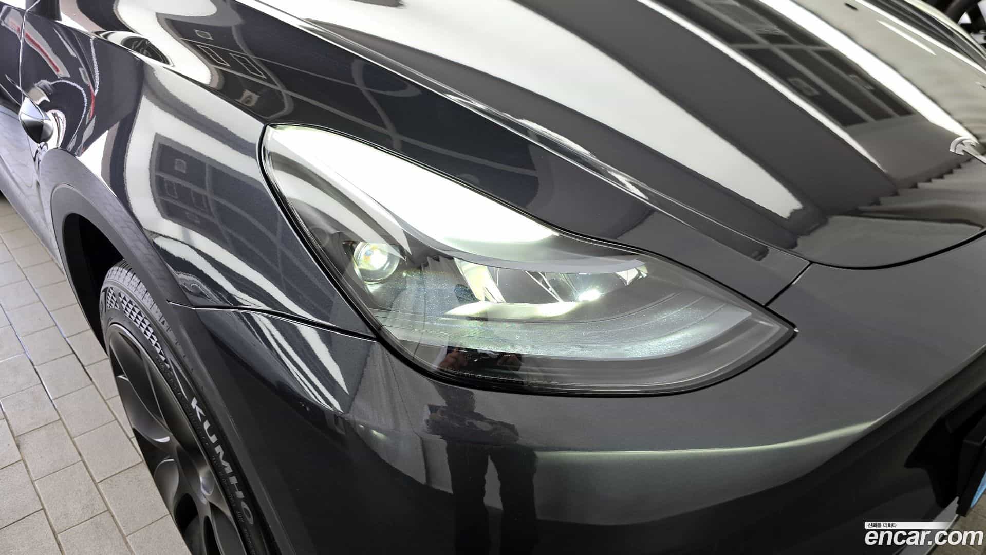 Model Y Tesla 2025.1-OUTER-032