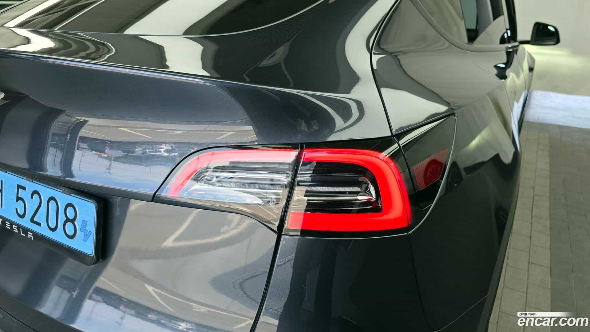 Model Y Tesla 2025.1-OUTER-033