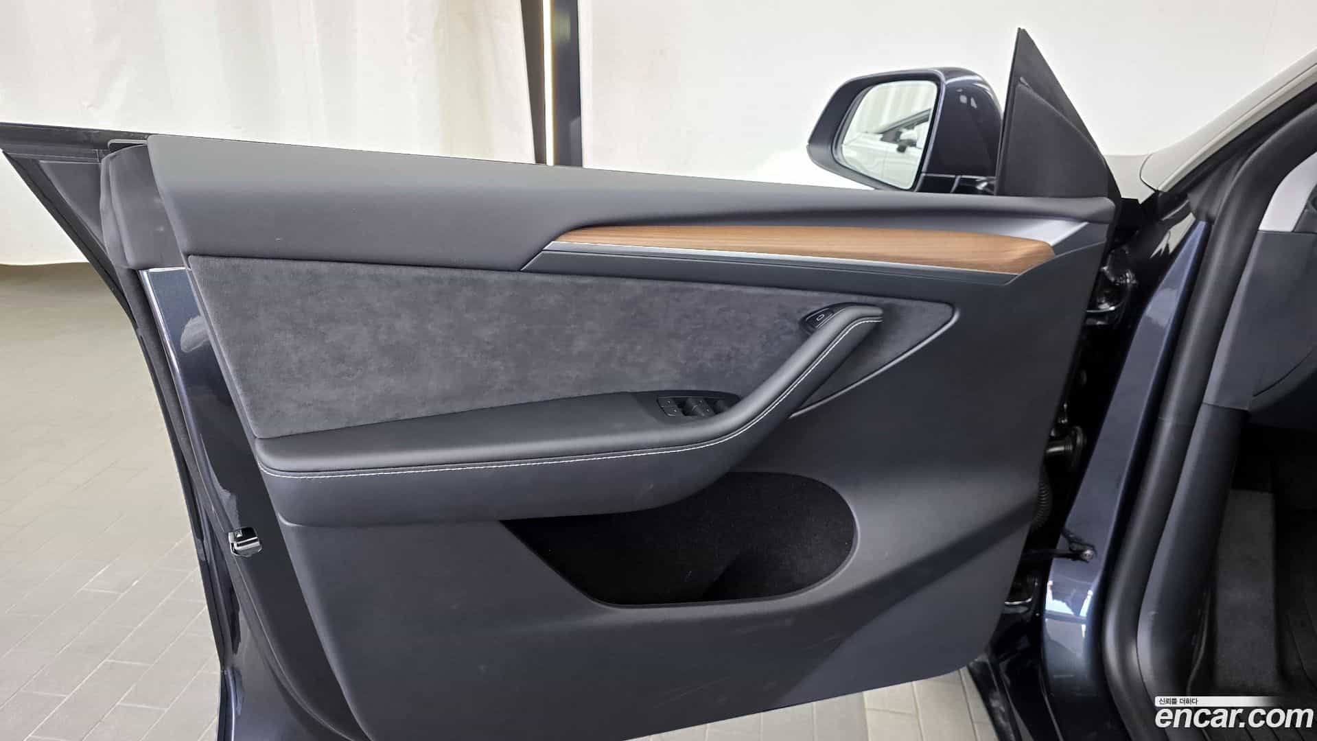 Model Y Tesla 2025.1-INNER-034