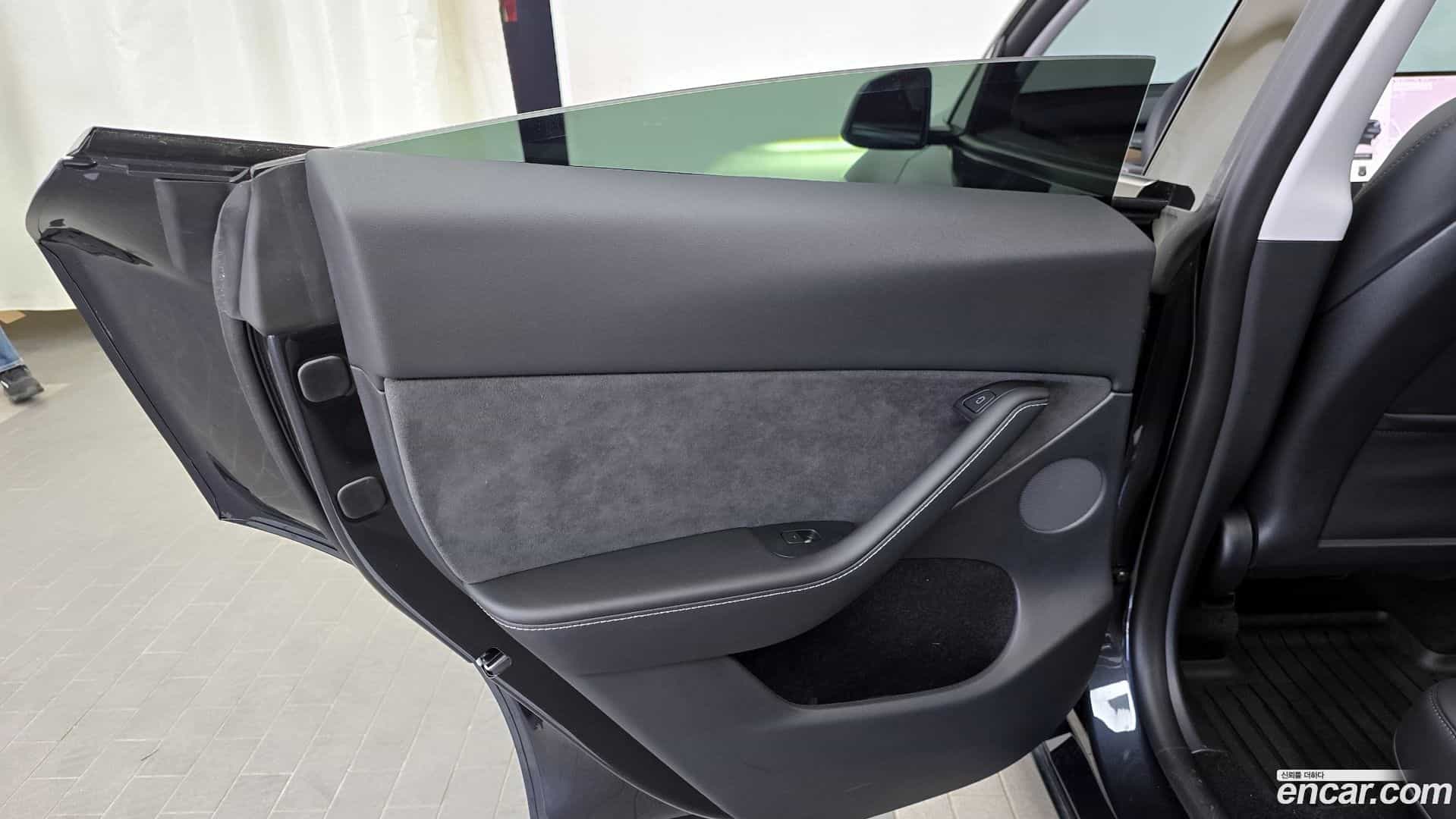 Model Y Tesla 2025.1-INNER-035