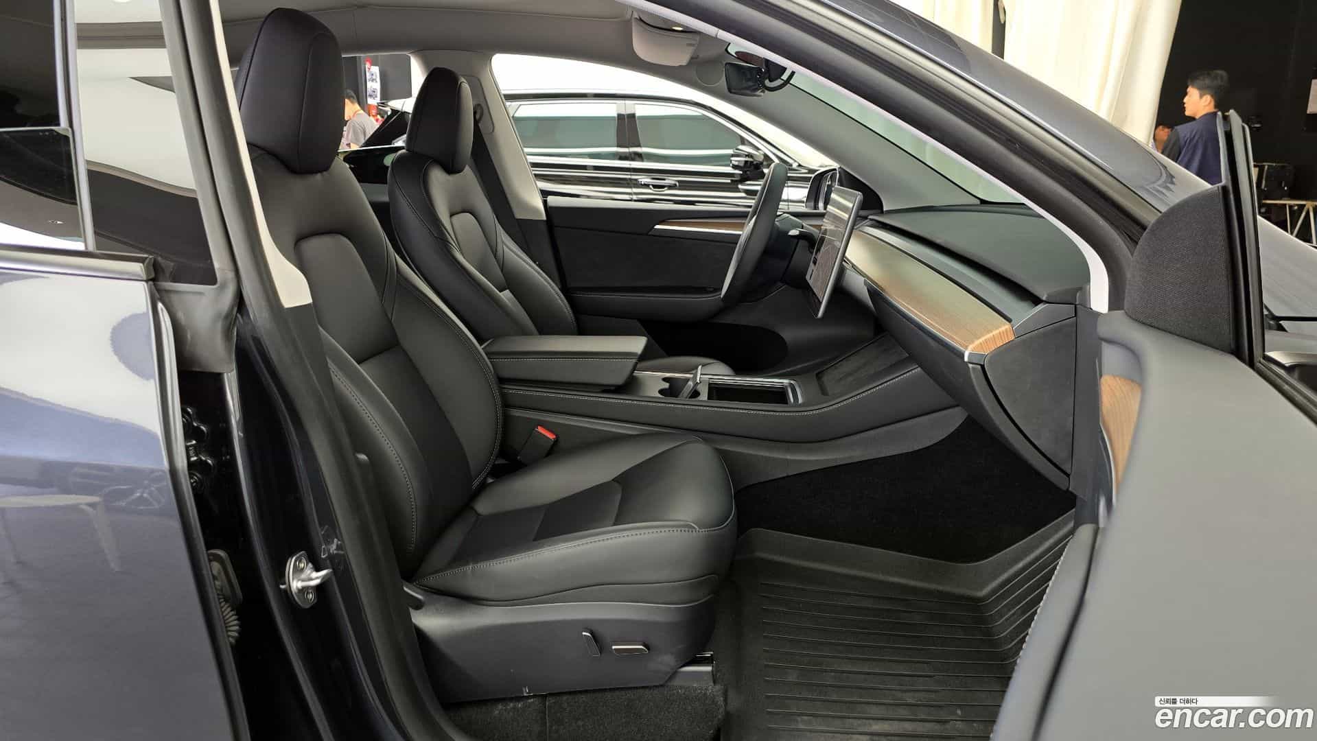 Model Y Tesla 2025.1-INNER-036