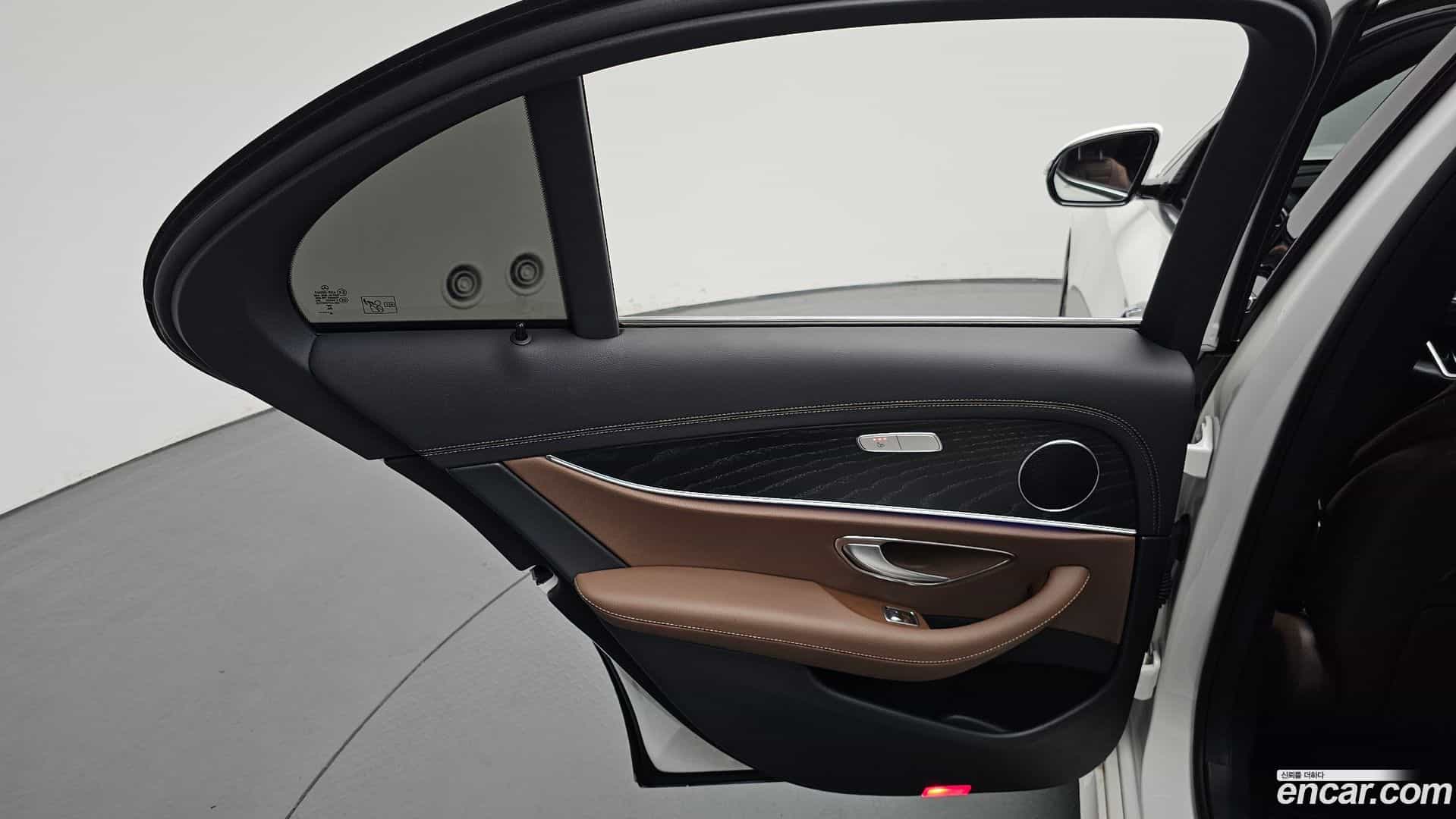 E-Class Mercedes-Benz 2023.9-INNER-035