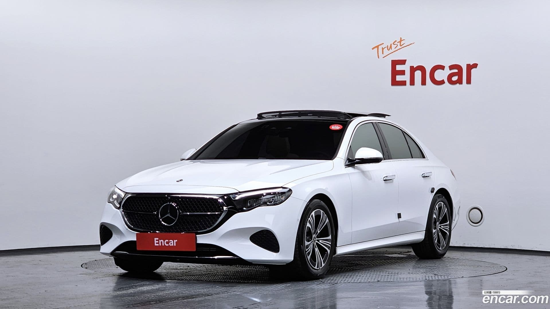 Main__Slider__Photo:E-Class Mercedes-Benz 2024.8-0