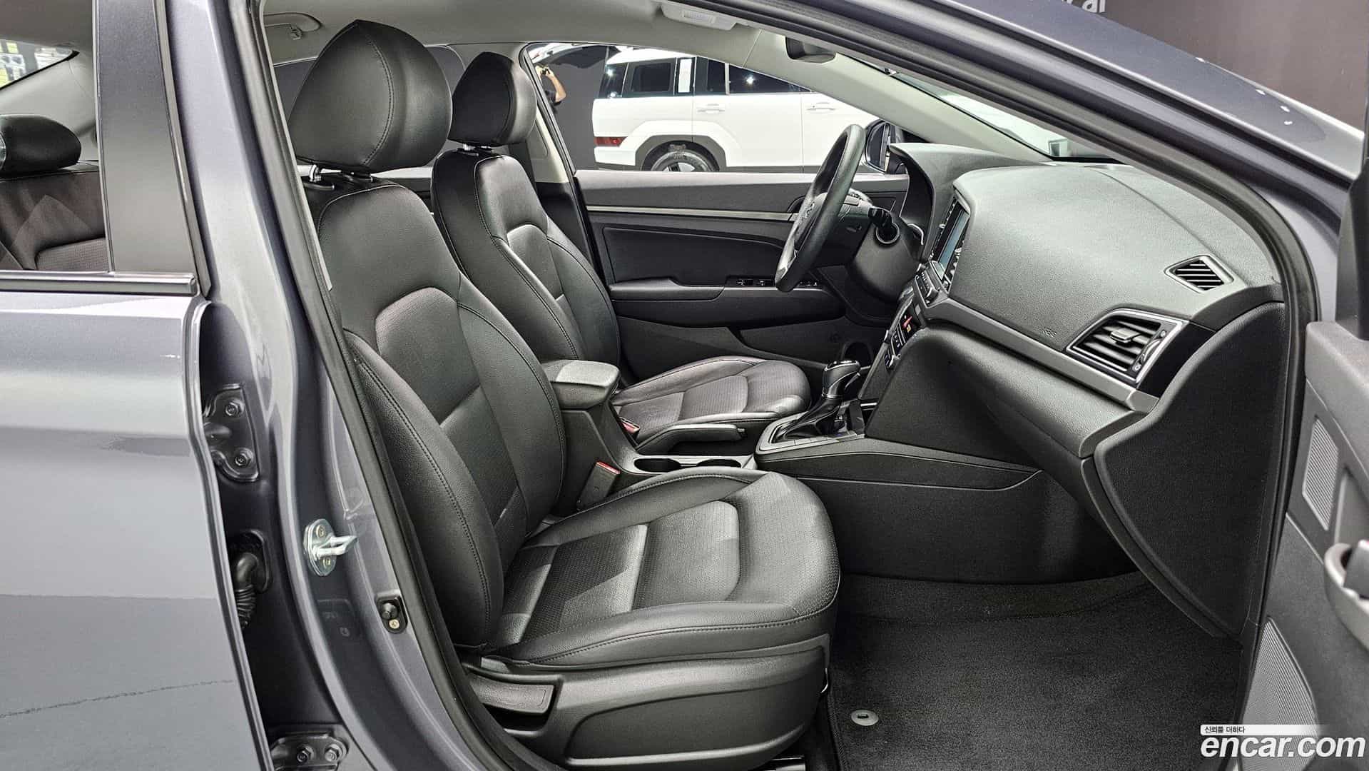 AVANTE Hyundai 2018.4-OPTION-016
