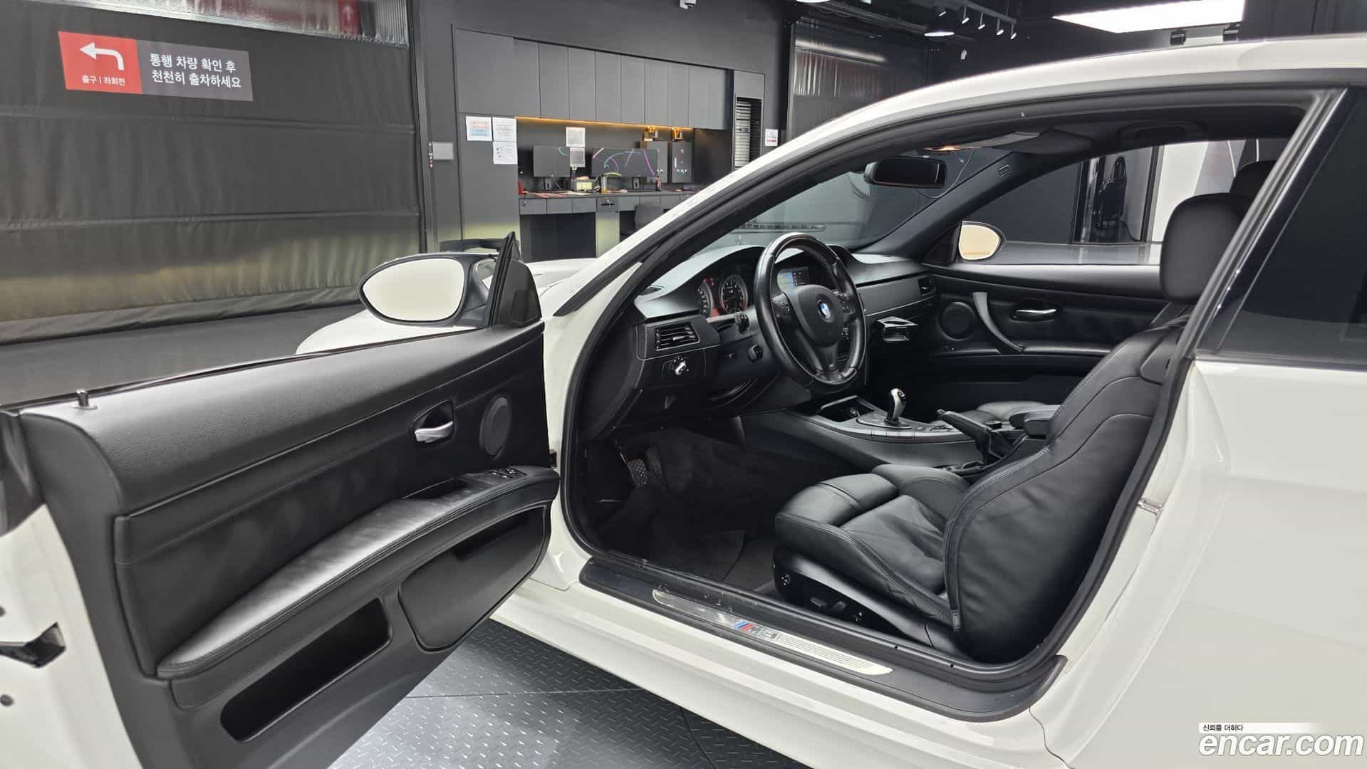 M3 BMW 2010.5-INNER-010