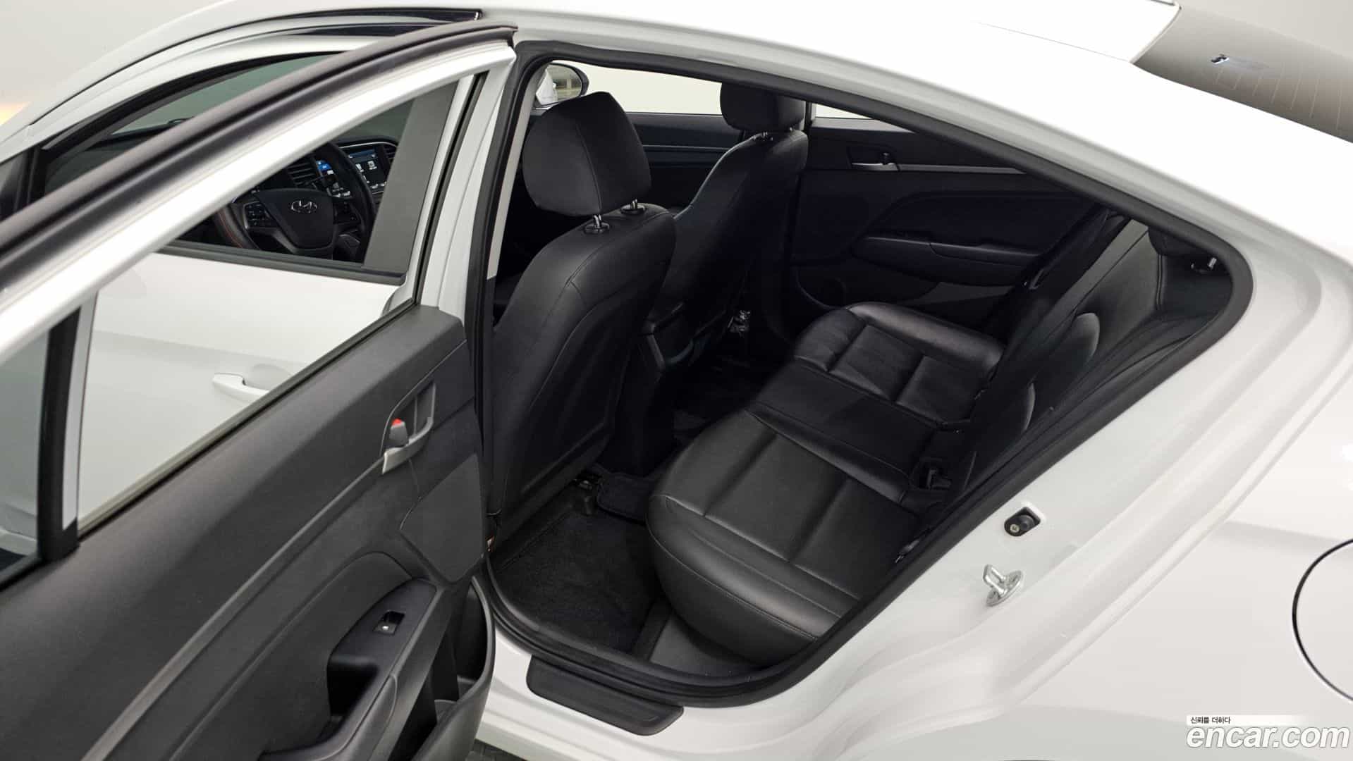 AVANTE Hyundai 2018.8-OPTION-015