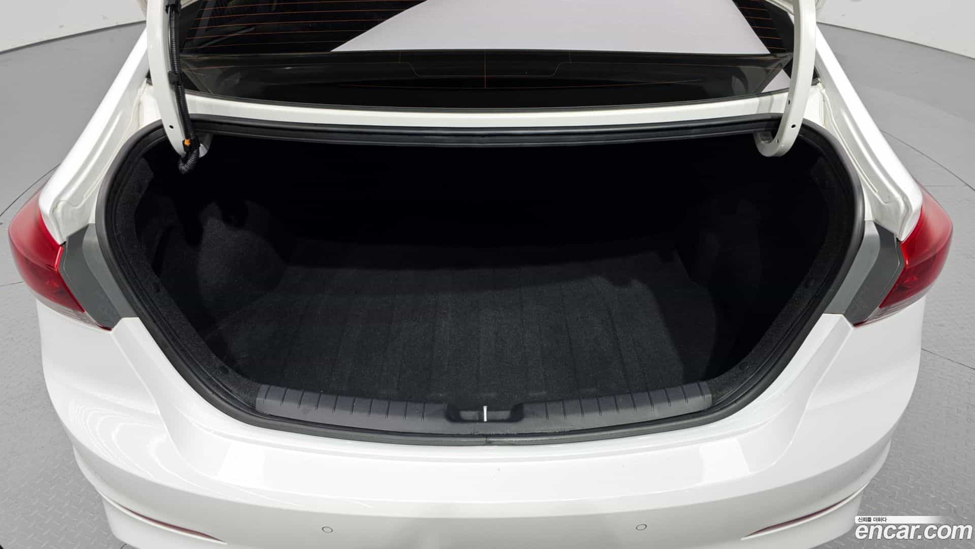 AVANTE Hyundai 2018.8-OPTION-022