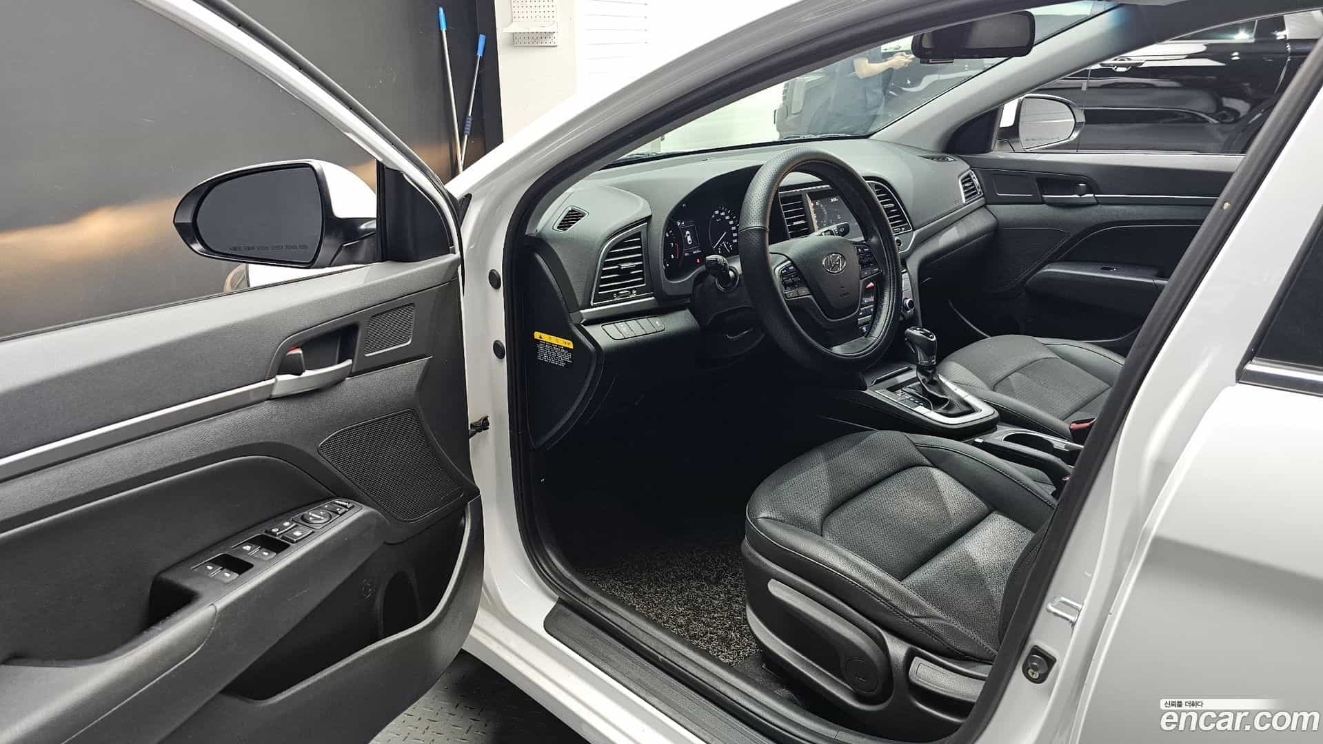AVANTE Hyundai 2017.0-INNER-010