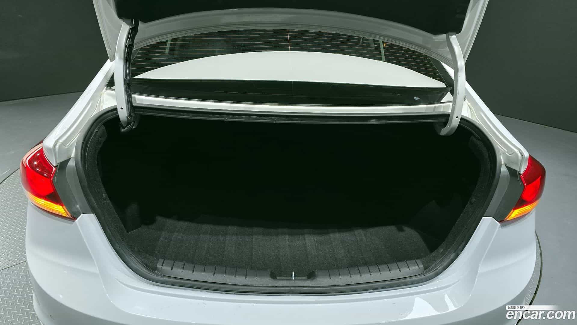 AVANTE Hyundai 2018.7-OPTION-043