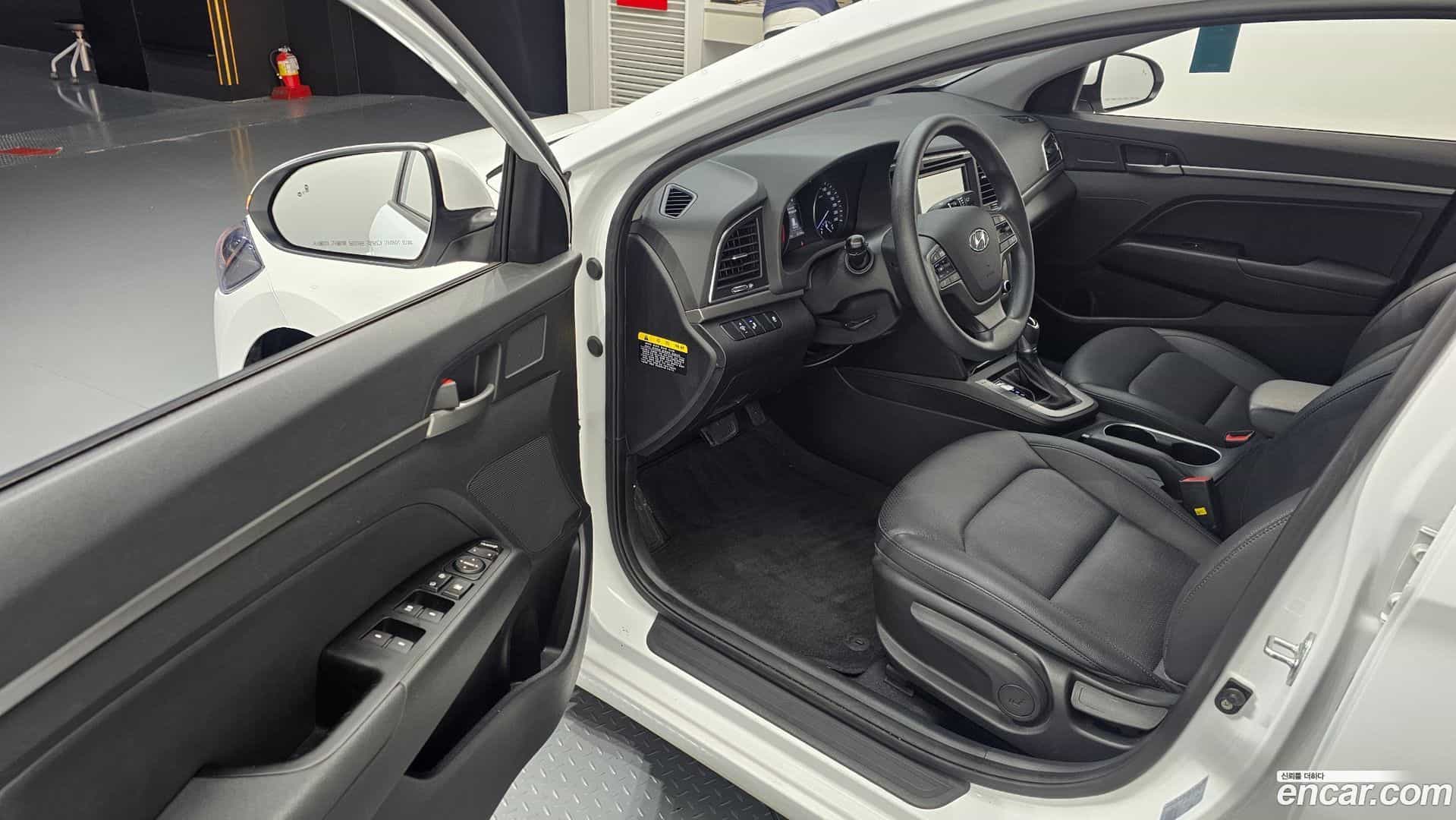 AVANTE Hyundai 2018.1-INNER-010