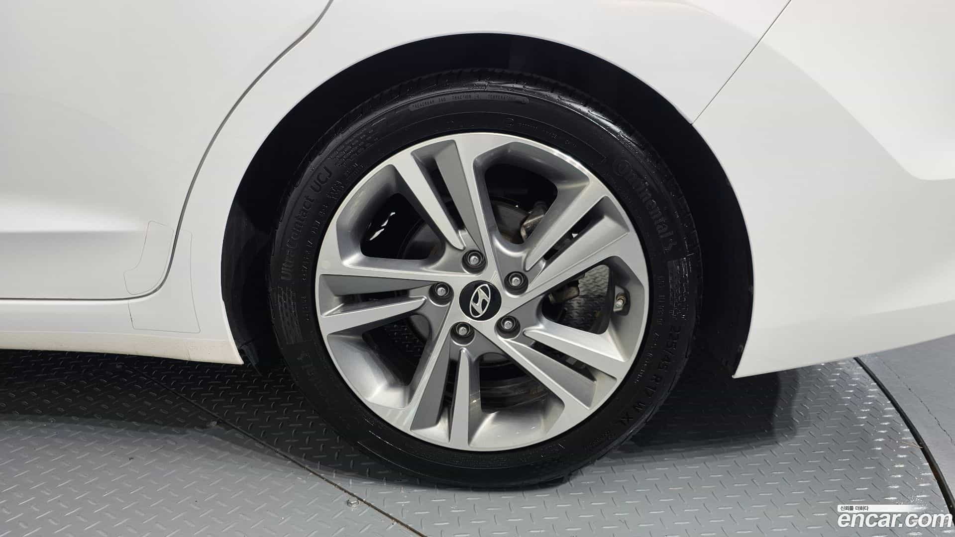 AVANTE Hyundai 2018.1-OUTER-031