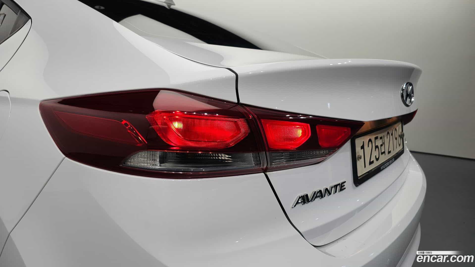 AVANTE Hyundai 2018.1-OUTER-033