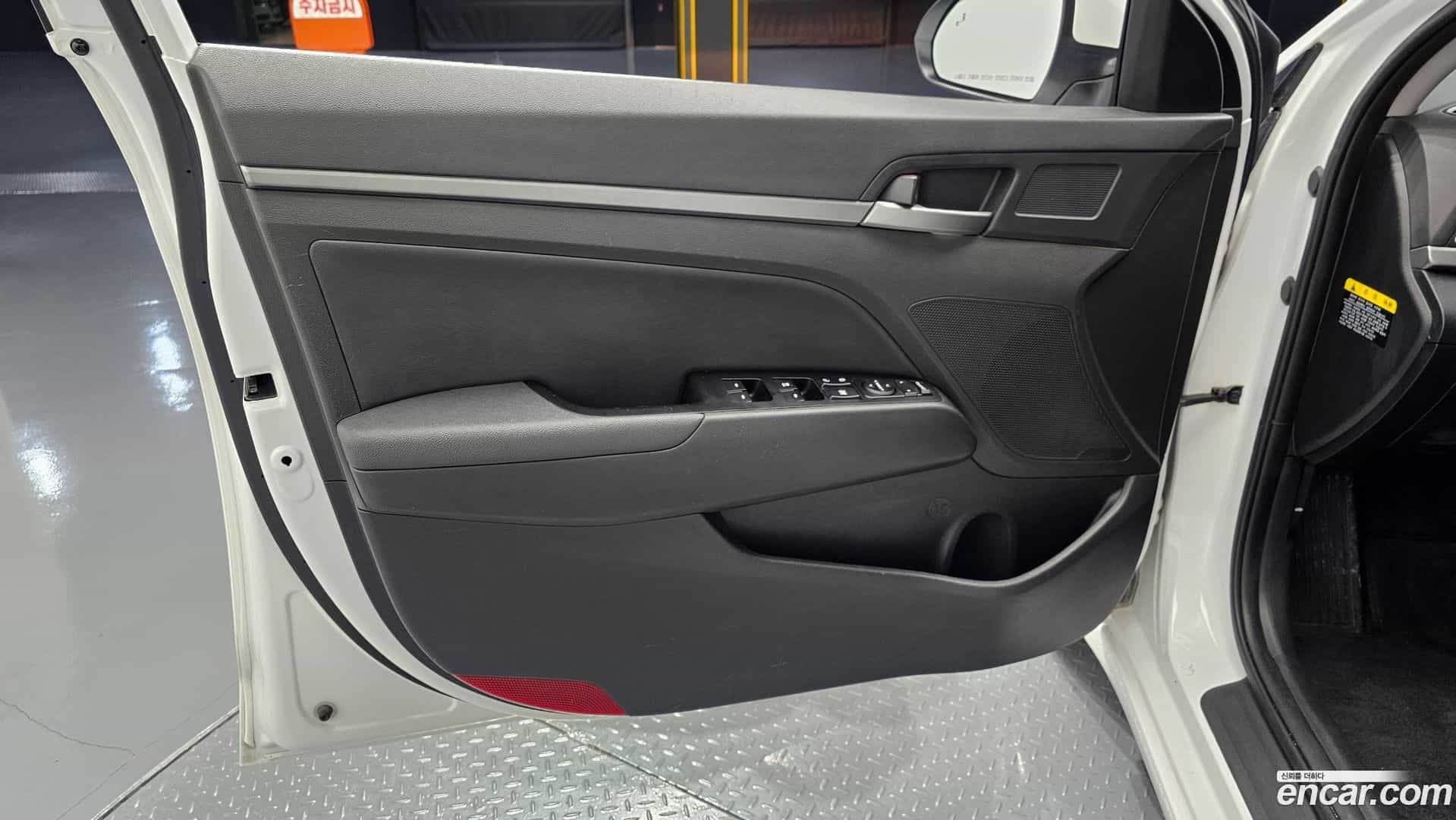 AVANTE Hyundai 2018.1-INNER-034