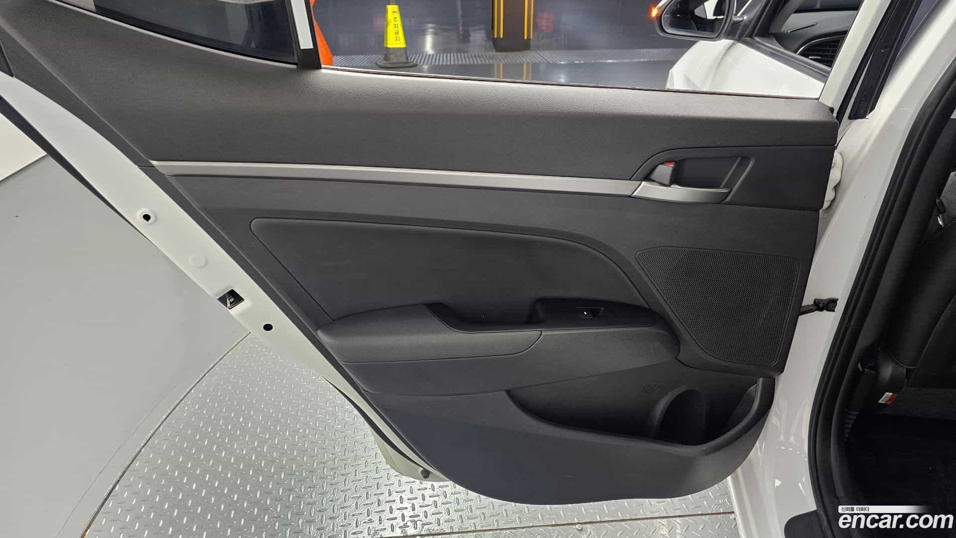 AVANTE Hyundai 2018.1-INNER-035