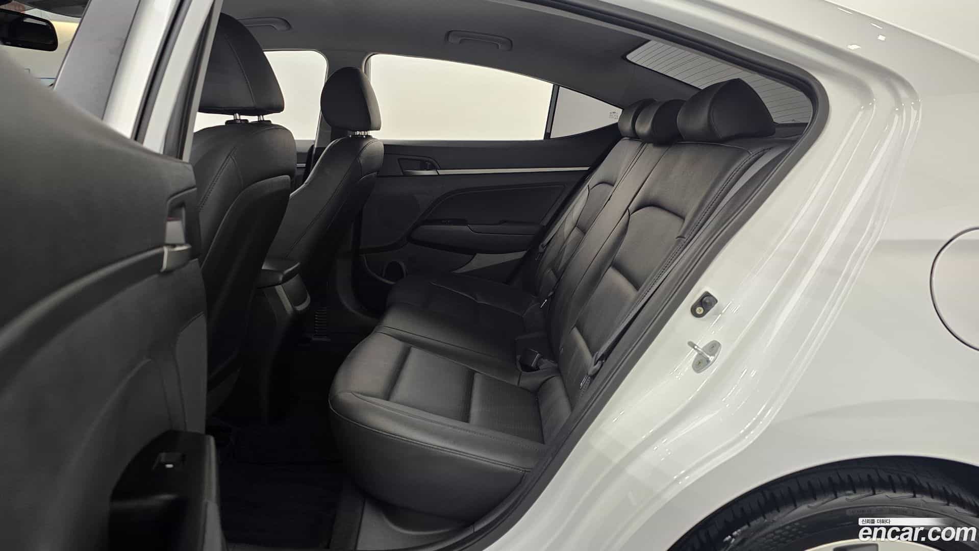 AVANTE Hyundai 2018.1-INNER-036