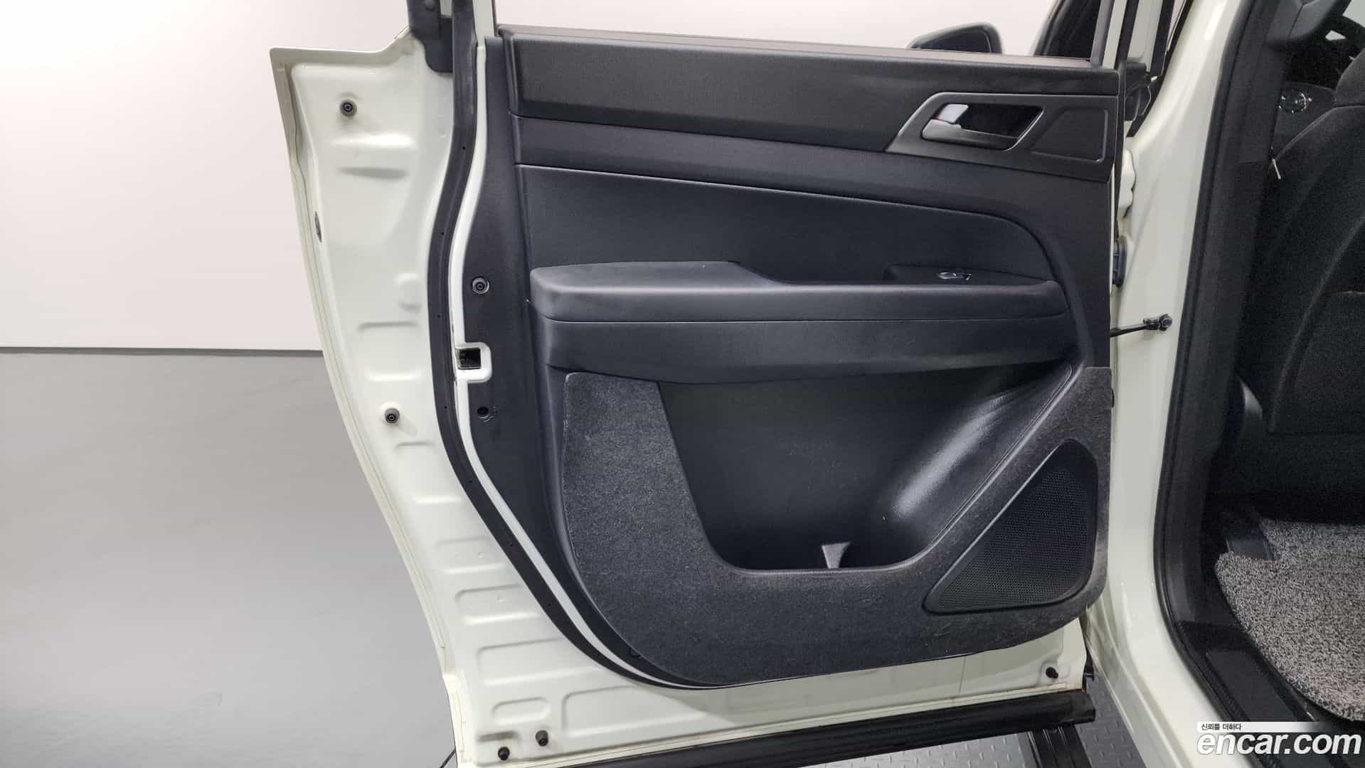 Rexton KG Mobility 2021.8-INNER-035