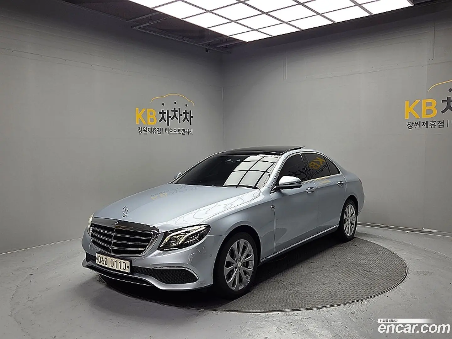 Main__Slider__Photo:E-Class Mercedes-Benz 2016.11-0