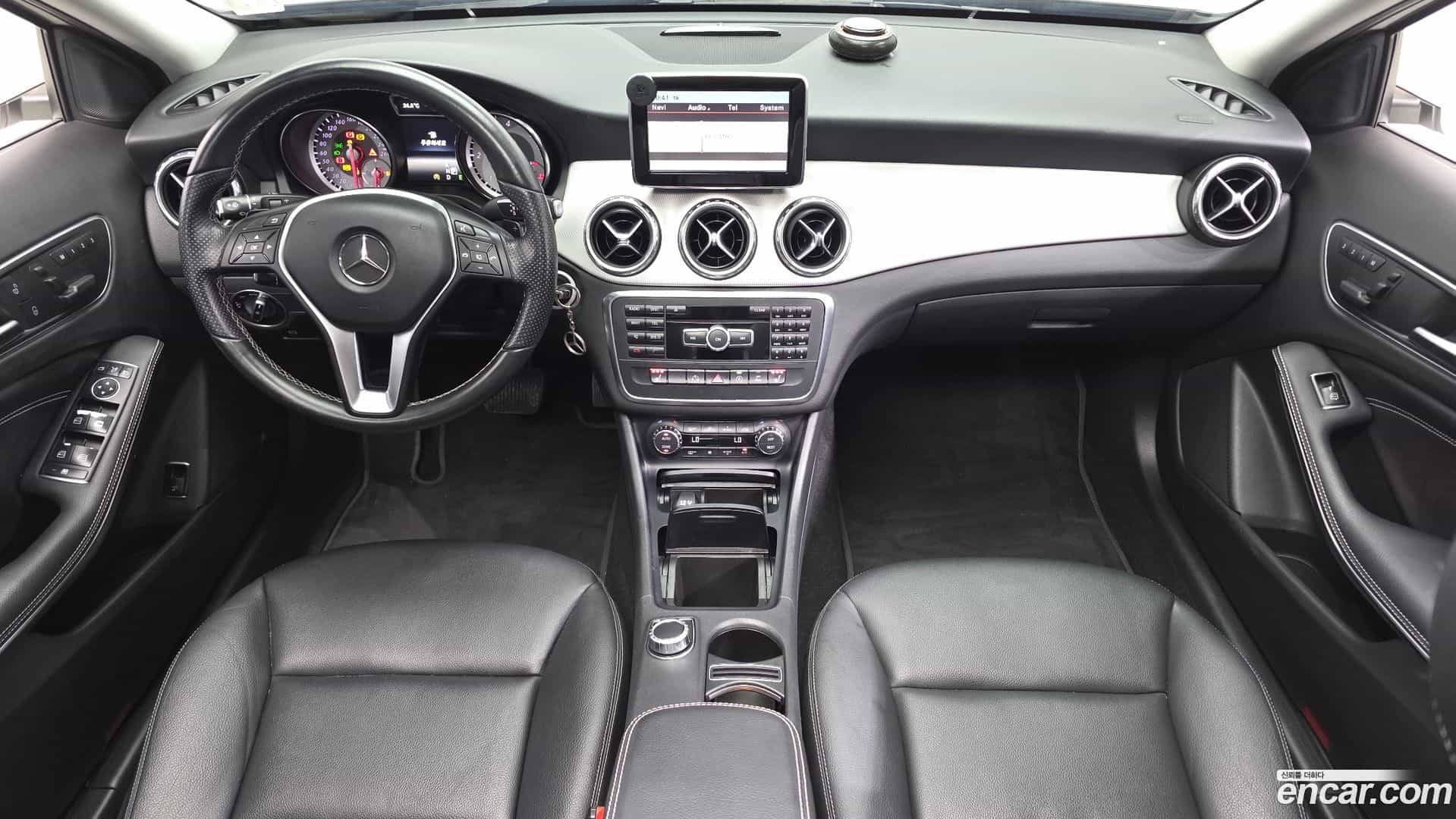 GLA-Class Mercedes-Benz 2015.9-INNER-007