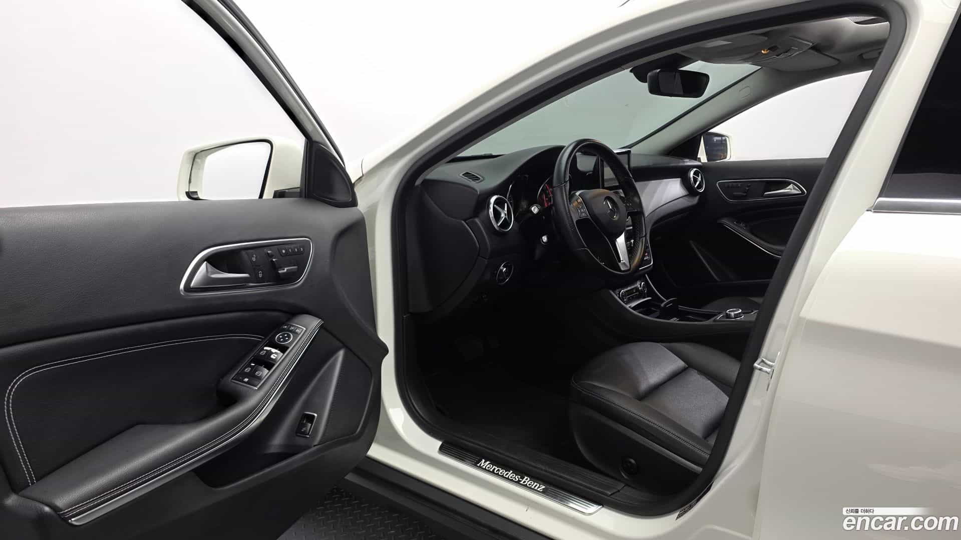 GLA-Class Mercedes-Benz 2015.9-INNER-010