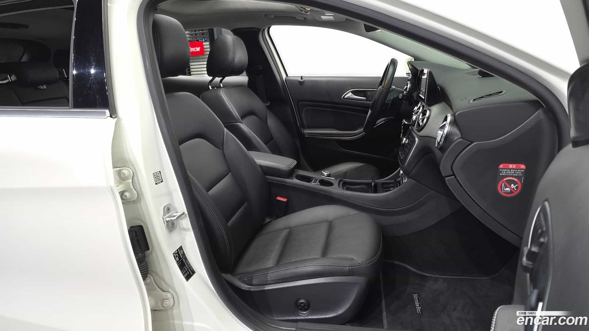 GLA-Class Mercedes-Benz 2015.9-OPTION-015