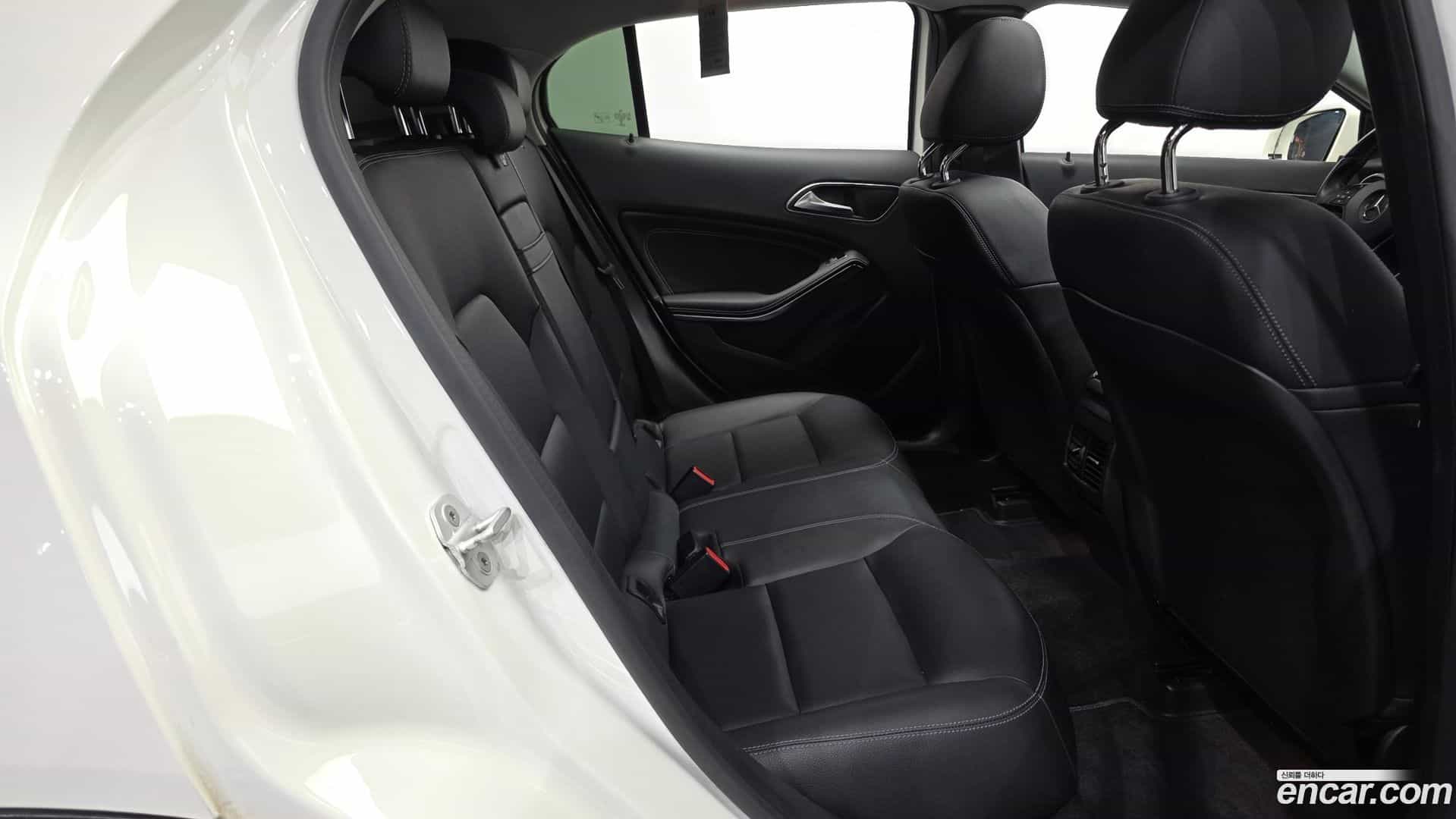 GLA-Class Mercedes-Benz 2015.9-OPTION-016