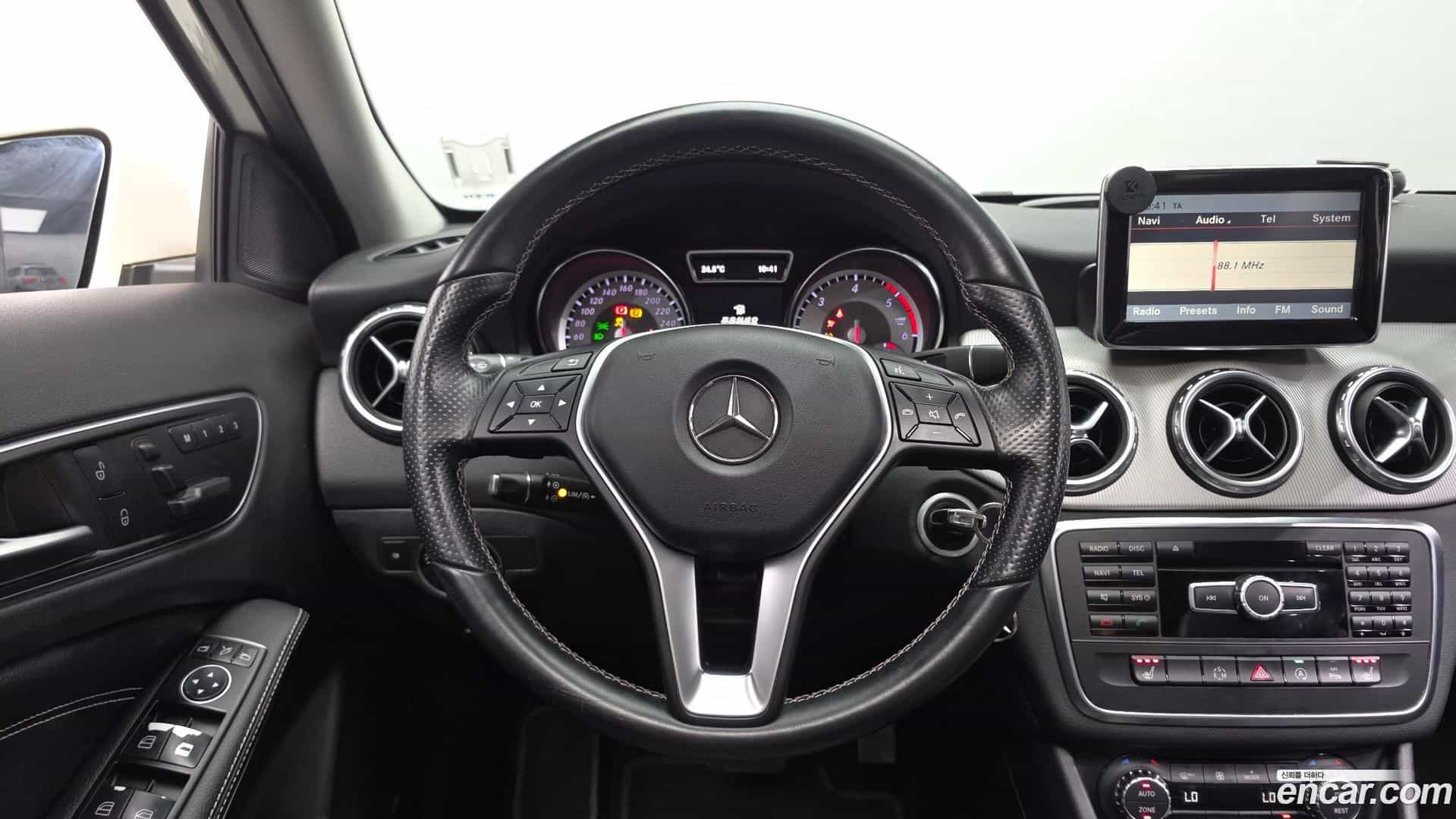 GLA-Class Mercedes-Benz 2015.9-OPTION-017