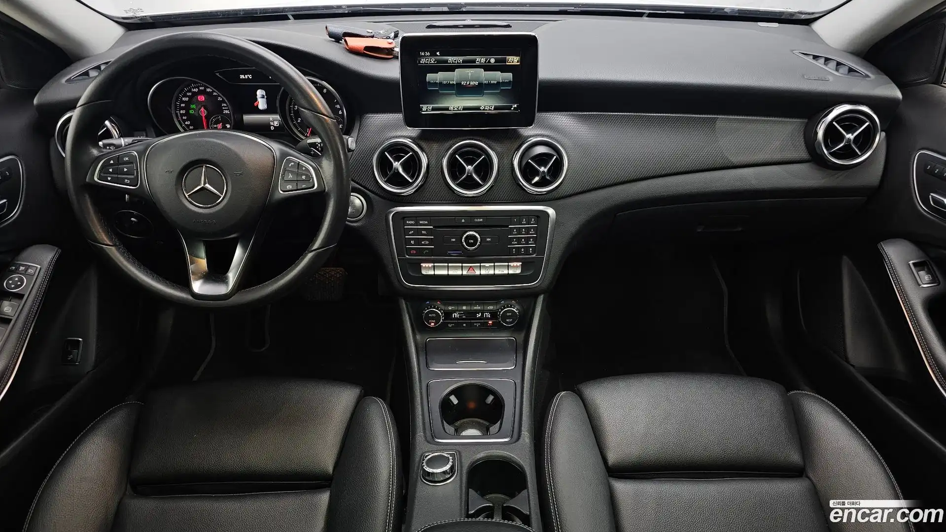 GLA-Class Mercedes-Benz 2017.10-INNER-007