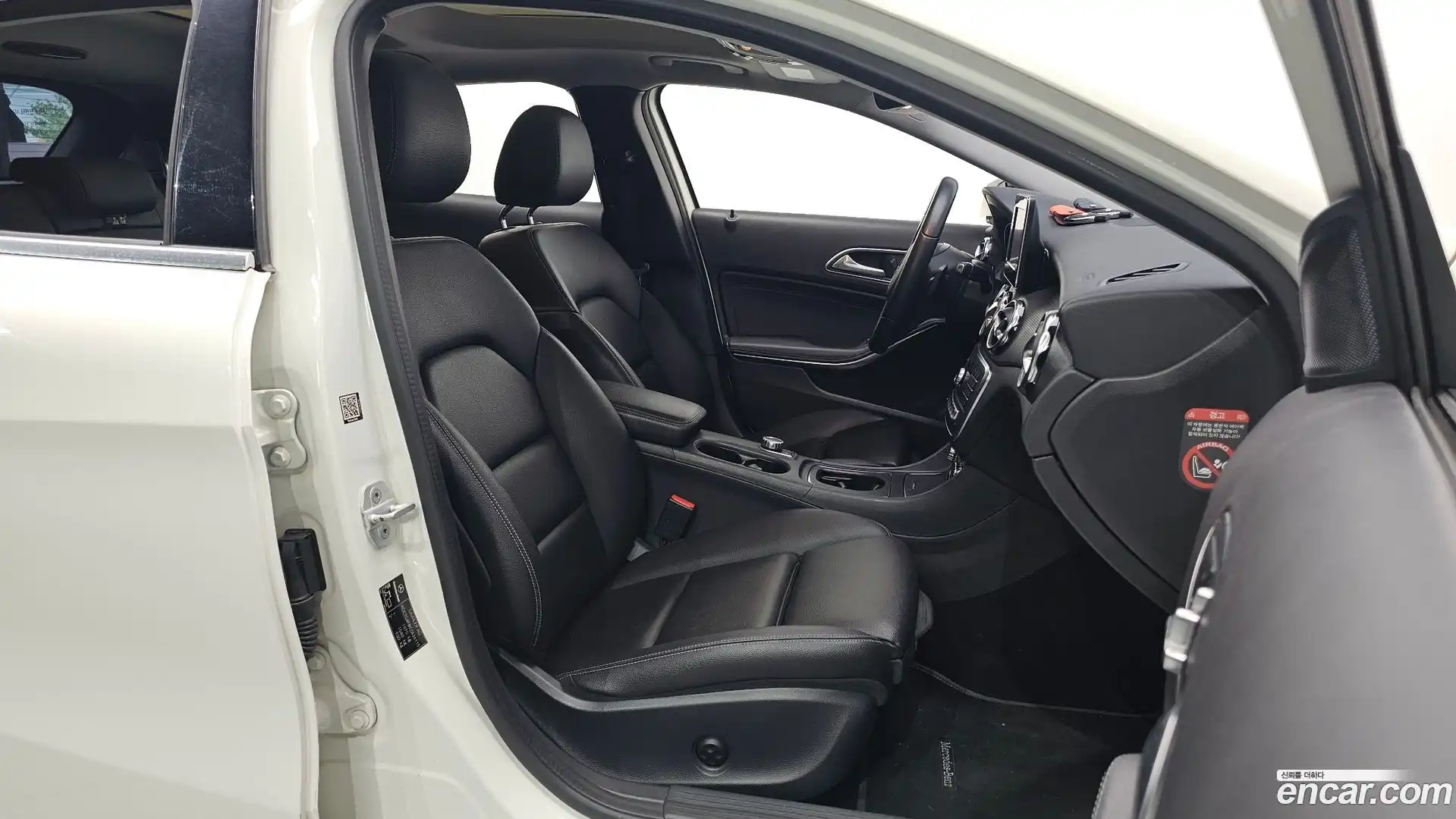 GLA-Class Mercedes-Benz 2017.10-INNER-010