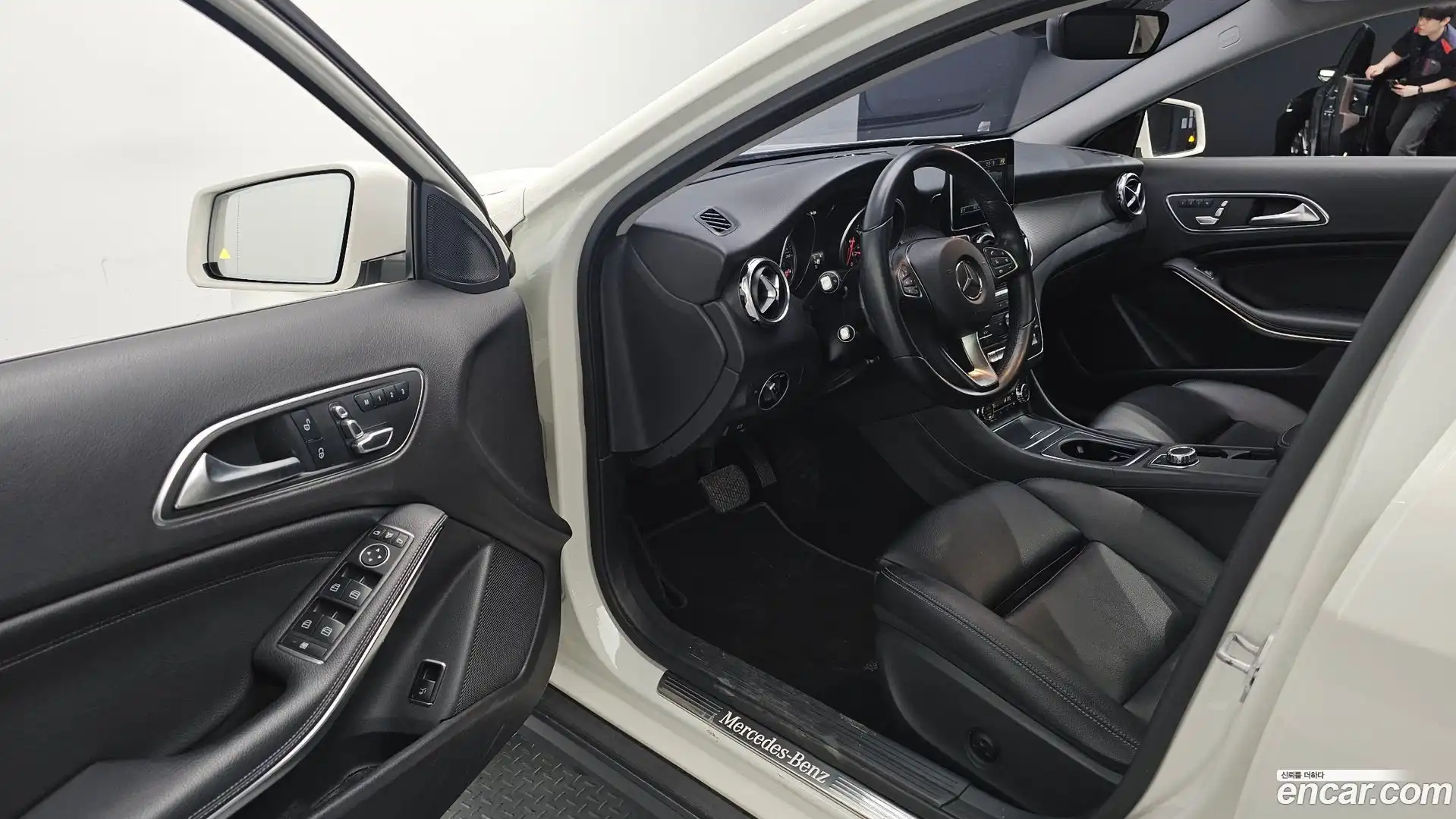 GLA-Class Mercedes-Benz 2017.10-OPTION-015