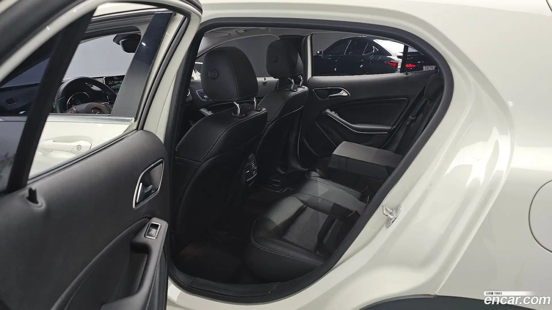 GLA-Class Mercedes-Benz 2017.10-OPTION-016