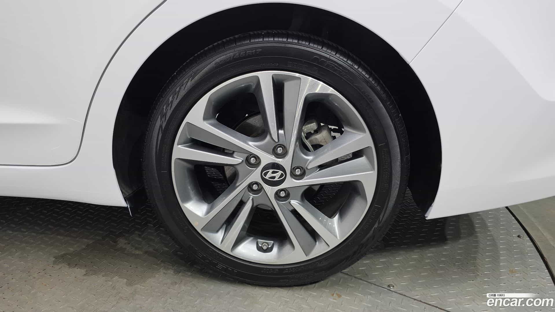 AVANTE Hyundai 2017.2-OUTER-031