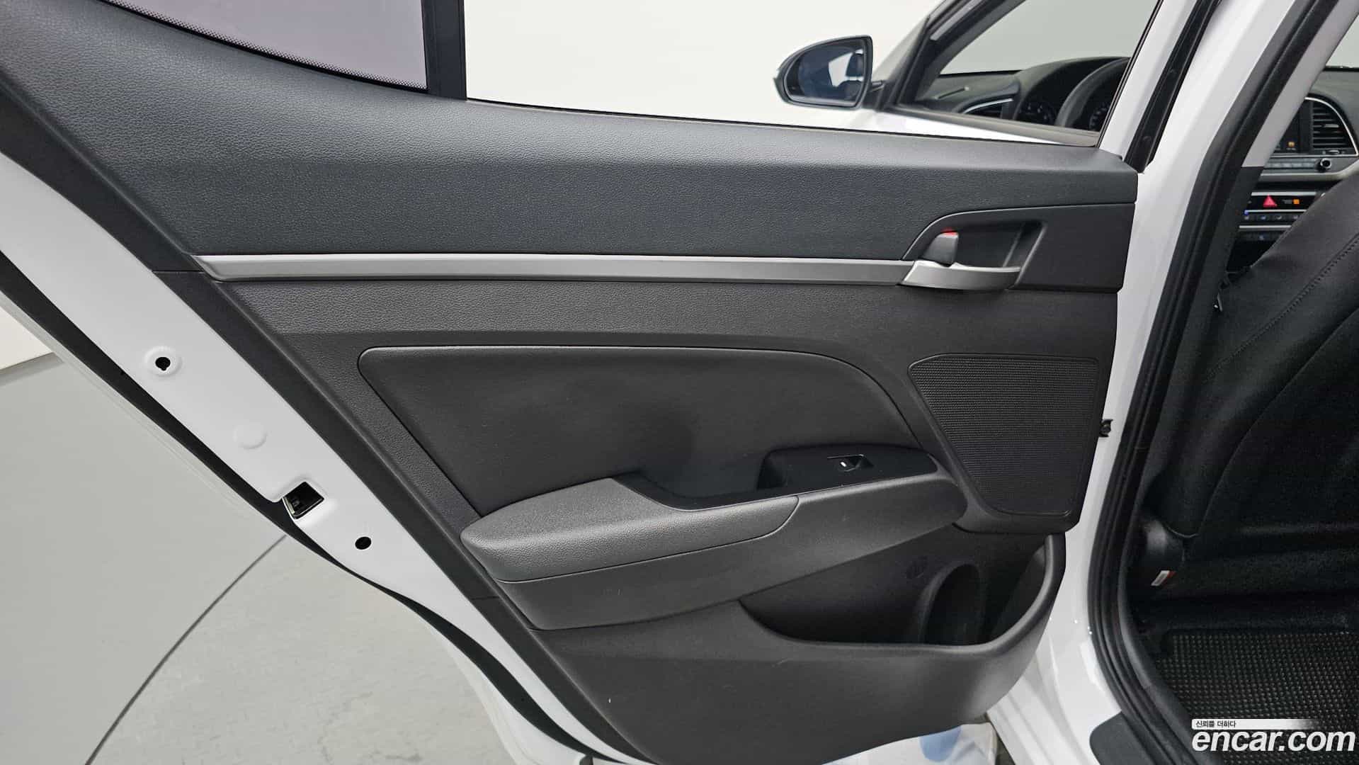 AVANTE Hyundai 2017.2-INNER-035