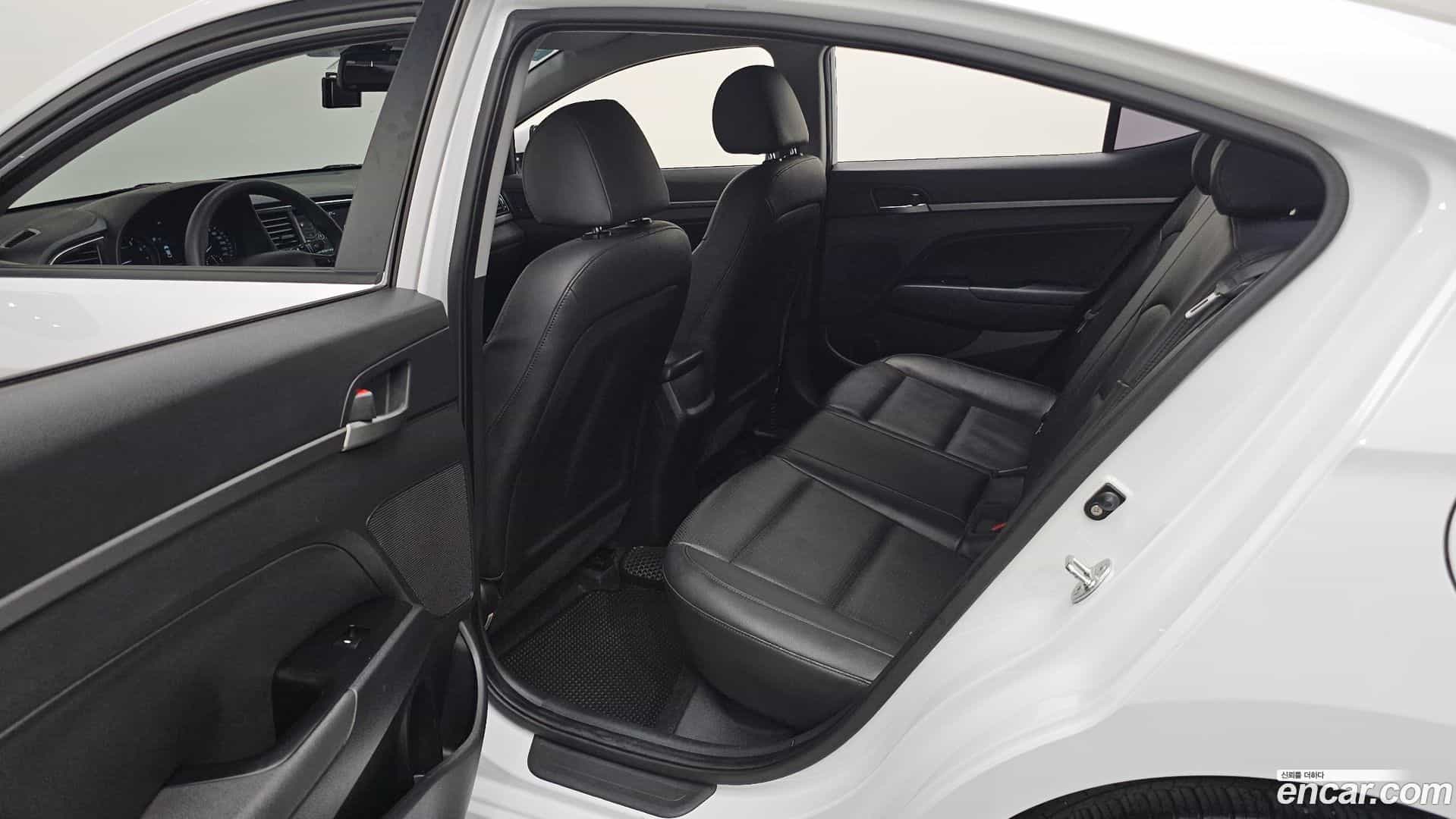 AVANTE Hyundai 2017.2-INNER-036