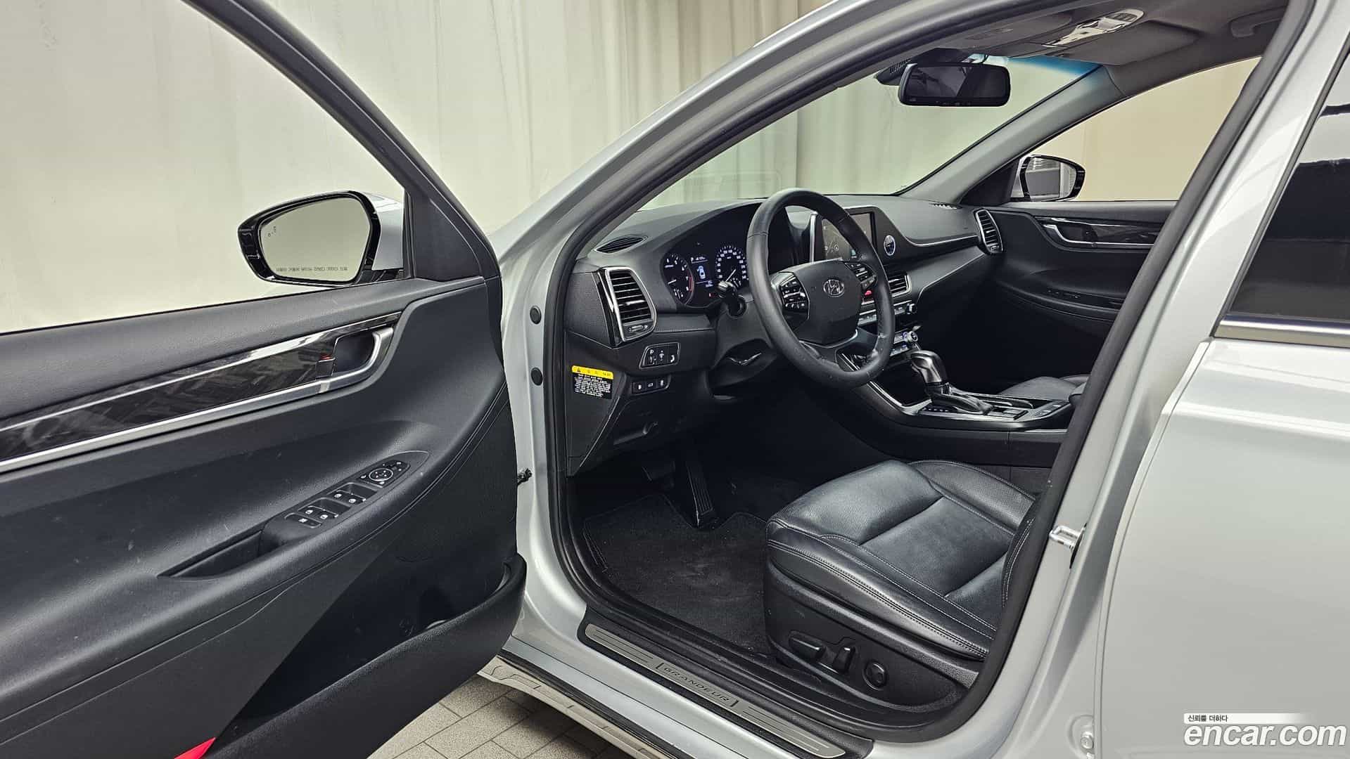 Grandeur Hyundai 2017.1-INNER-010
