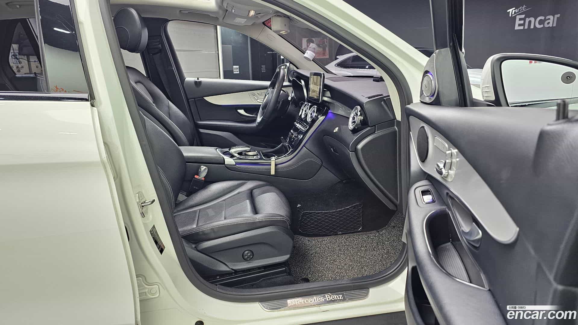 GLC-Class Mercedes-Benz 2018.11-OPTION-015