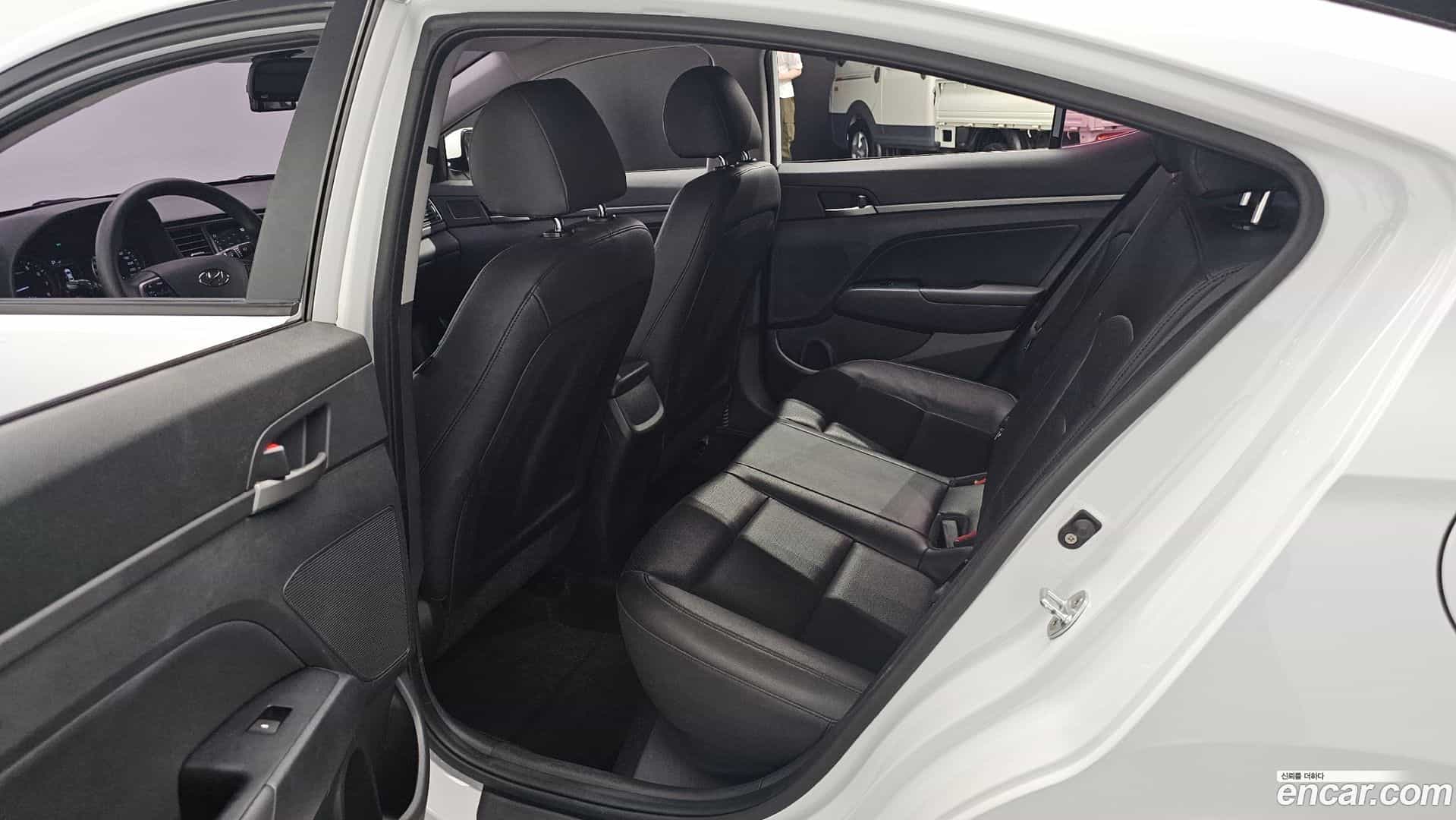 AVANTE Hyundai 2018.7-OPTION-016