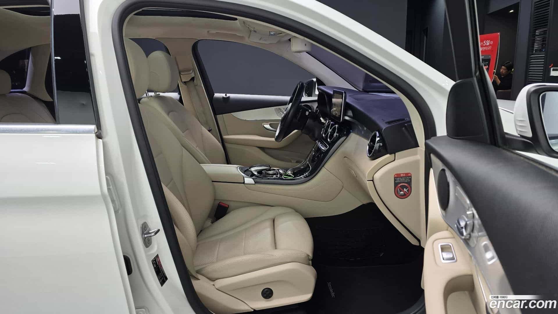 GLC-Class Mercedes-Benz 2017.0-OPTION-015